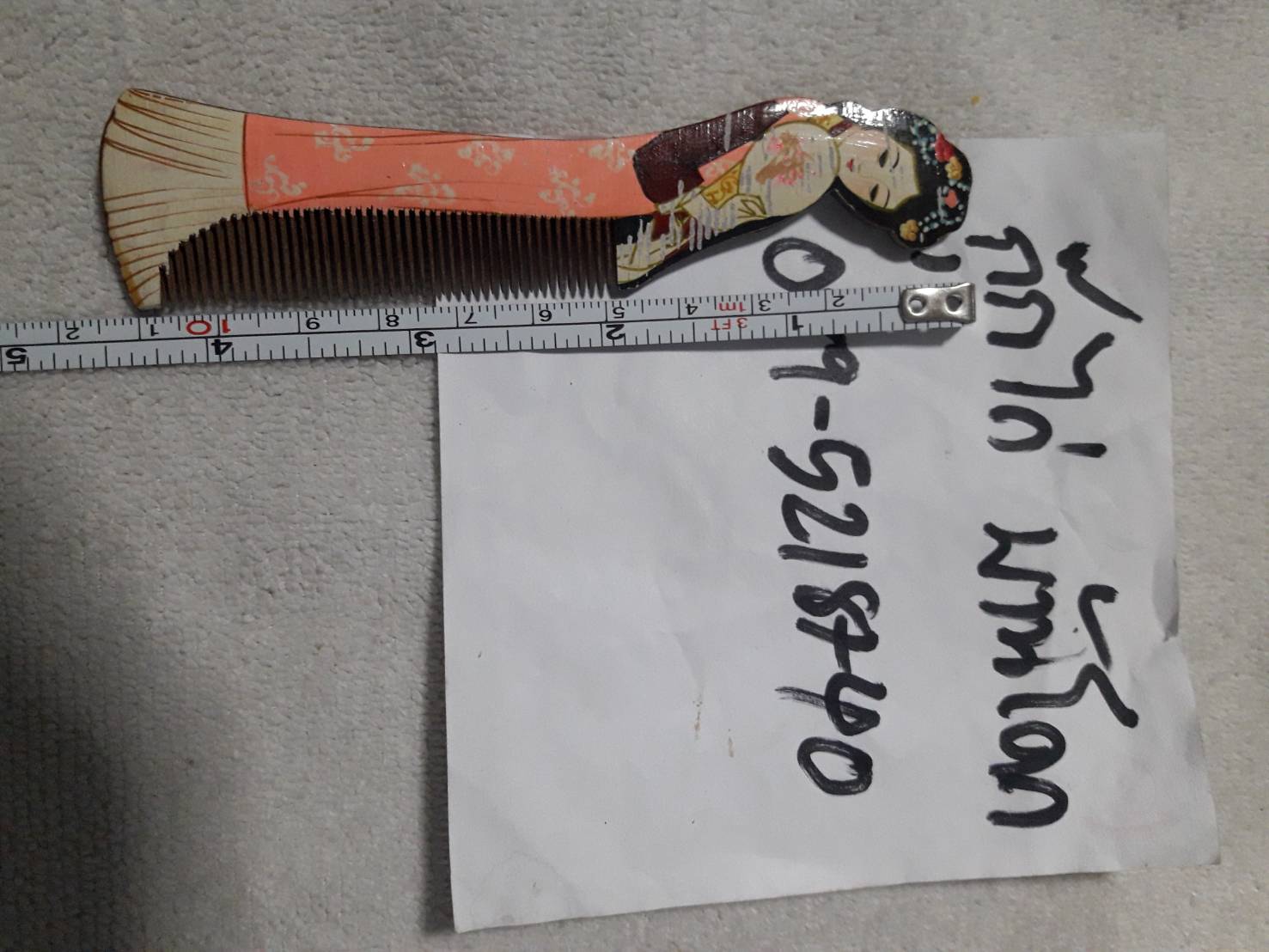 หวีไม้แท้ งานเก่า งานวาดภาพผู้หญิงญี่ปุ่น ทำจากไม้จันทร์หอม (ไม้หายาก) มีกลิ่นหอม มือสอง สภาพดี งานตู้ญี่ปุ่นครับ ยังใช้งานได้ งานเก่า งานสะสม