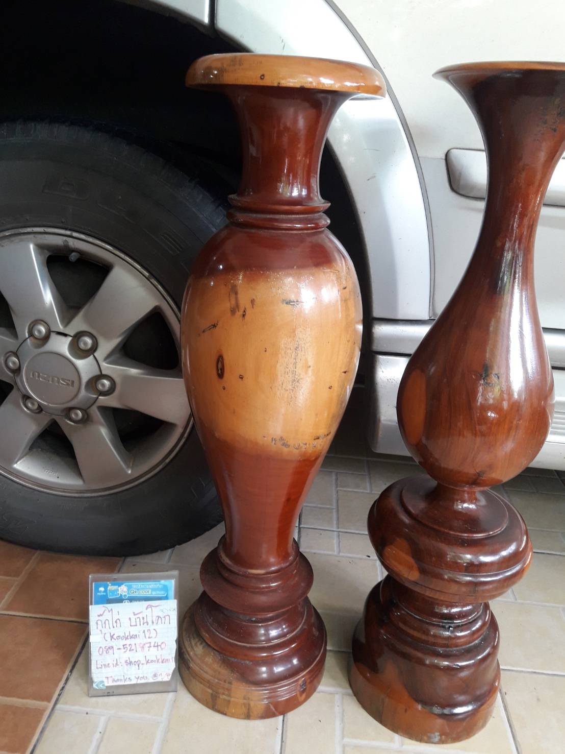 แจกันไม้ทรงสูง ไม้เก่า หนักมากๆ ครับ งานเก่าเก็บ ได้มาจากบ้านคนแก่ครับ มีสองชิ้น ไม่เหมือนกันนะครับตามภาพ สูงประมาณ 79 cm. ใครชอบลองดูครับ แต่งบ้าน แต่งร้านได้