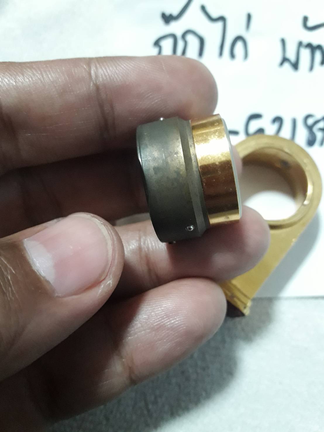 นาฬิกาตั้งโต๊ะแบบจิ๋วๆ "WAKO" แบรนด์ดังของญี่ปุ่นครับ วัสดุเหล็กสีทองเหลืองสวยดูดี เทสแม่เหล็กไม่ดูดครับ