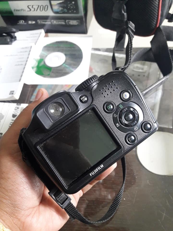 กล้องถ่ายรูปดิจิตอลคอมแพ็ค Fujifilm FinePix S5700 มือสองเก่าเก็บครับ คู่มือ สายต่อ AV กล่องอยู่ครบๆ ใส่ถ่นเปิดติดถ่ายได้ครับ แต่จอชื้นนะครับเก็บไม่ดี ดูตามภาพ แต่ยังดูได้ถ่ายได้ ไม่มีการ์ดให้นะครับต้องหาใส่เอง