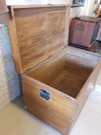 ลดราคา ครับ อยากขาย หีบเก็บของไม้สัก ไม้เก่า งานเก่าเก็บ สวยๆ ครับ เก็บของได้ ใหญ่ๆ และหนักมากๆครับ งานดี สวยๆ ขนาด ยาว 110 cm. กว้าง 61 cm. สูง 62 cm. เก็บของได้ แต่งบ้าน แต่งร้าน สวยๆครับ