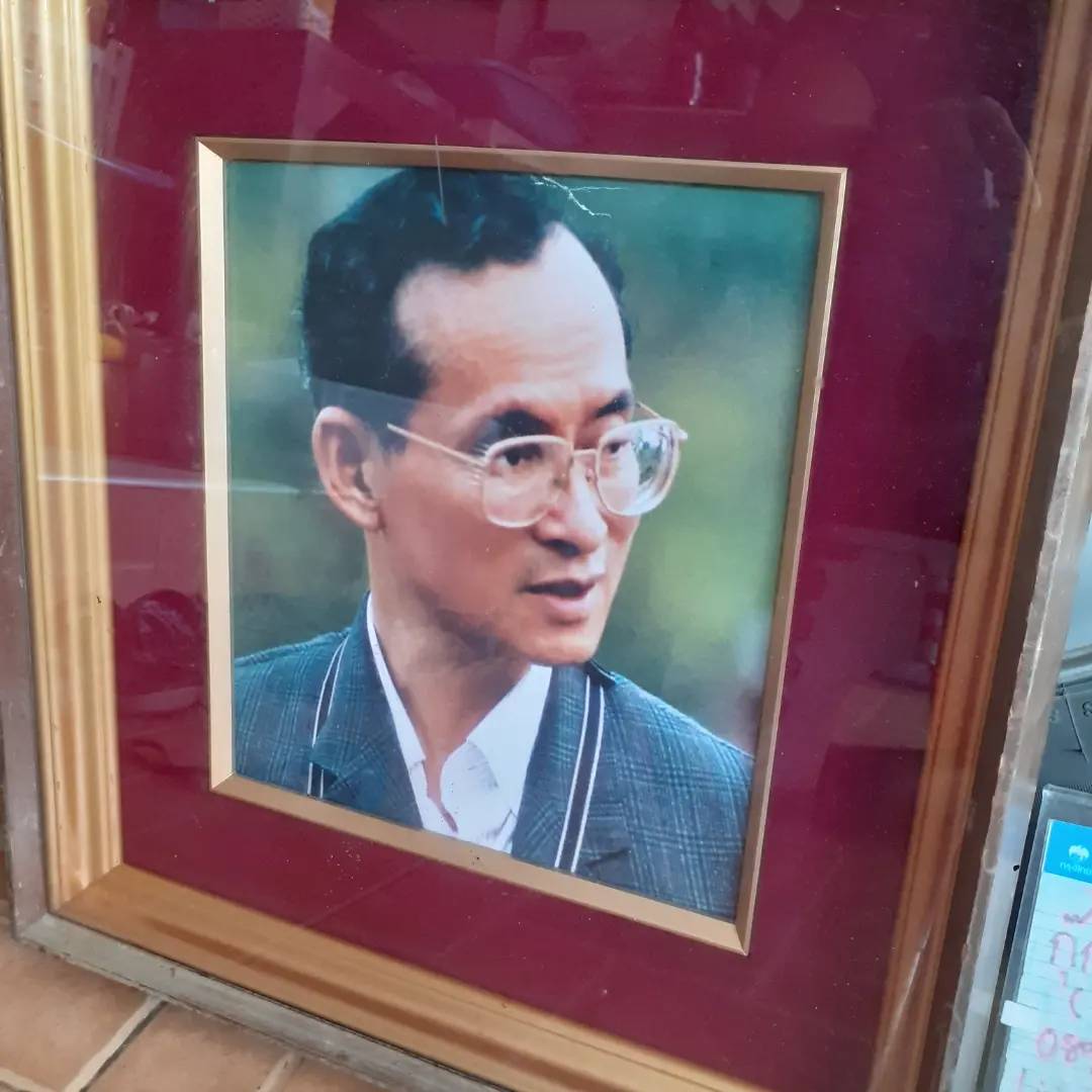 K01 รูปในหลวงรัชกาลที่ 9 ในกรอบทรงกล่องหนาสวย ขนาด 40×44 หนา 5.5ซม. งานเก่าเหมาบ้านมา