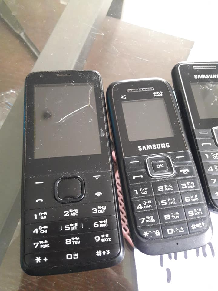 โทรศัพท์มือถือ มือสองเหมาๆ 4 เครื่องตามภาพ หาแบตเปลี่ยนเองครับ แบตเสื่อมๆ เหมาๆ สี่เครื่อง เครื่อง ais ลองเปลี่ยรแบตแล้ว เปิดติดครับจอสี แต่ samsung สามเครื่องไม่มีแบตลองครับ เหมาๆเลย 4 เครื่องตามภาพ