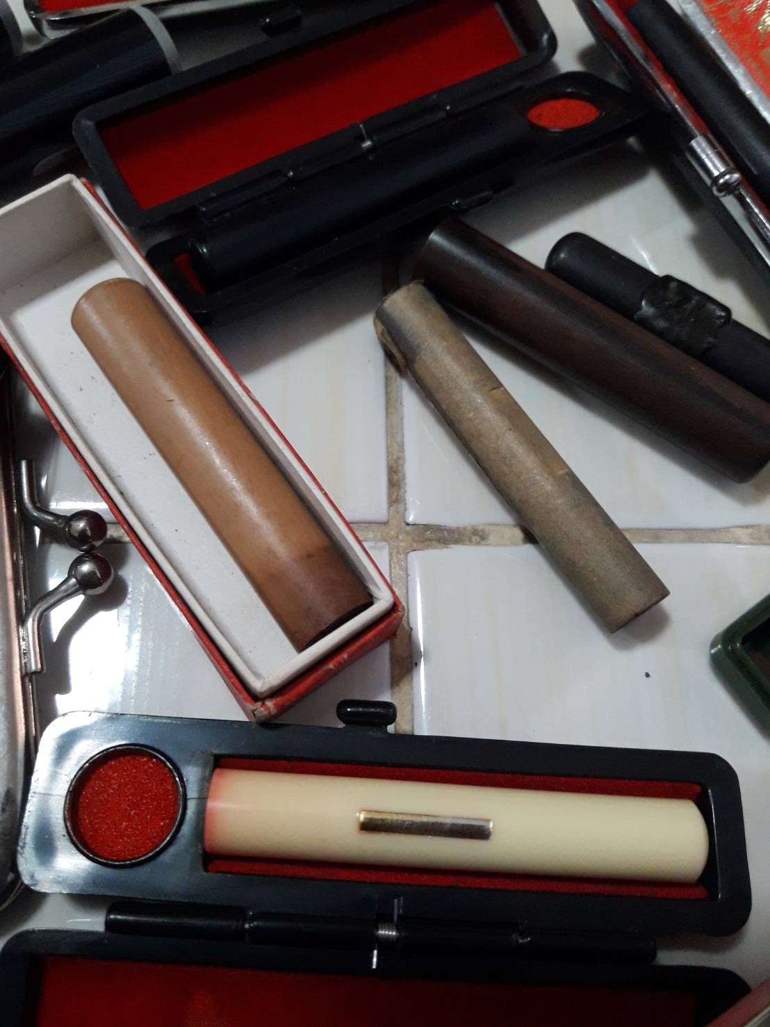 ตราประทับญี่ปุ่น อินคัง ( 印鑑 ) ครับ งานมือสองมาจากญี่ปุ่น เหมาๆเลยทั้งหมดตามภาพ วัสดุมีหลายชนิดครับ เหมาๆไปเลย ถ้าไม่มีคนเหมาเดี๋ยวมาแยกครับ ของดีๆ ครับผม