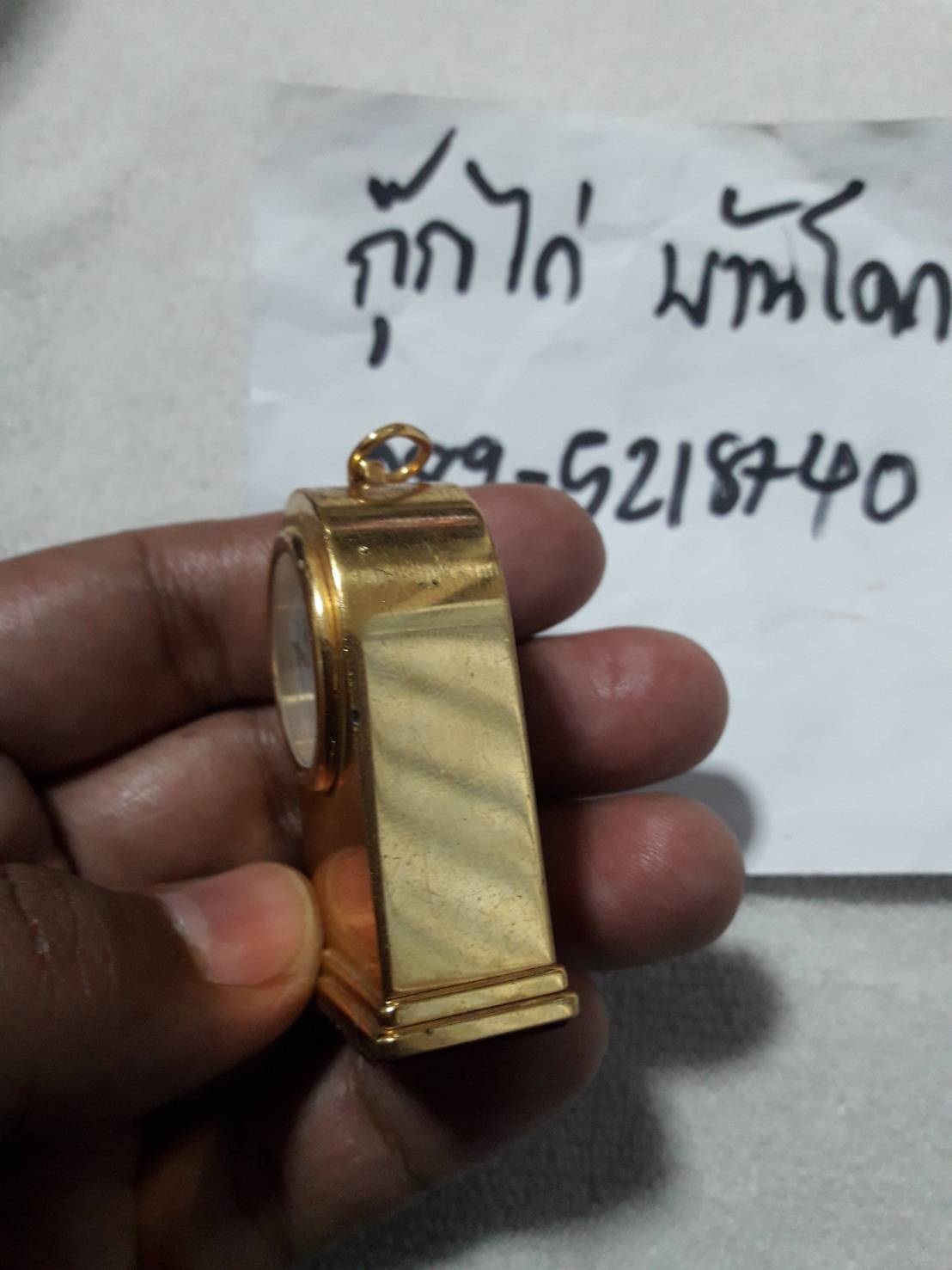 นาฬิกาตั้งโต๊ะแบบจิ๋วๆ "WAKO" แบรนด์ดังของญี่ปุ่นครับ วัสดุเหล็กสีทองเหลืองสวยดูดี เทสแม่เหล็กไม่ดูดครับ