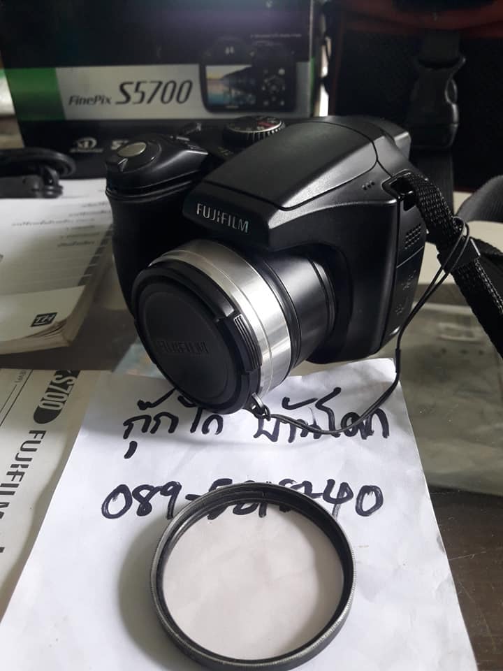 กล้องถ่ายรูปดิจิตอลคอมแพ็ค Fujifilm FinePix S5700 มือสองเก่าเก็บครับ คู่มือ สายต่อ AV กล่องอยู่ครบๆ ใส่ถ่นเปิดติดถ่ายได้ครับ แต่จอชื้นนะครับเก็บไม่ดี ดูตามภาพ แต่ยังดูได้ถ่ายได้ ไม่มีการ์ดให้นะครับต้องหาใส่เอง