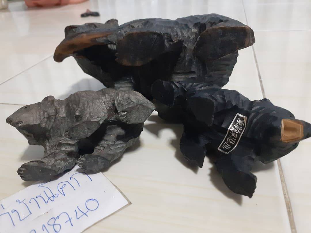 งานไม้แกะสลัก รูปหมีคาบปลา งานฝีมือสวยๆสไตล์ญี่ปุ่น แกะมือฝีมือดีค่ะ ตามความเชื่อคนญี่ปุ่นว่าบ้านไหนมีไว้จะมีกินมีใช้ไปตลอด