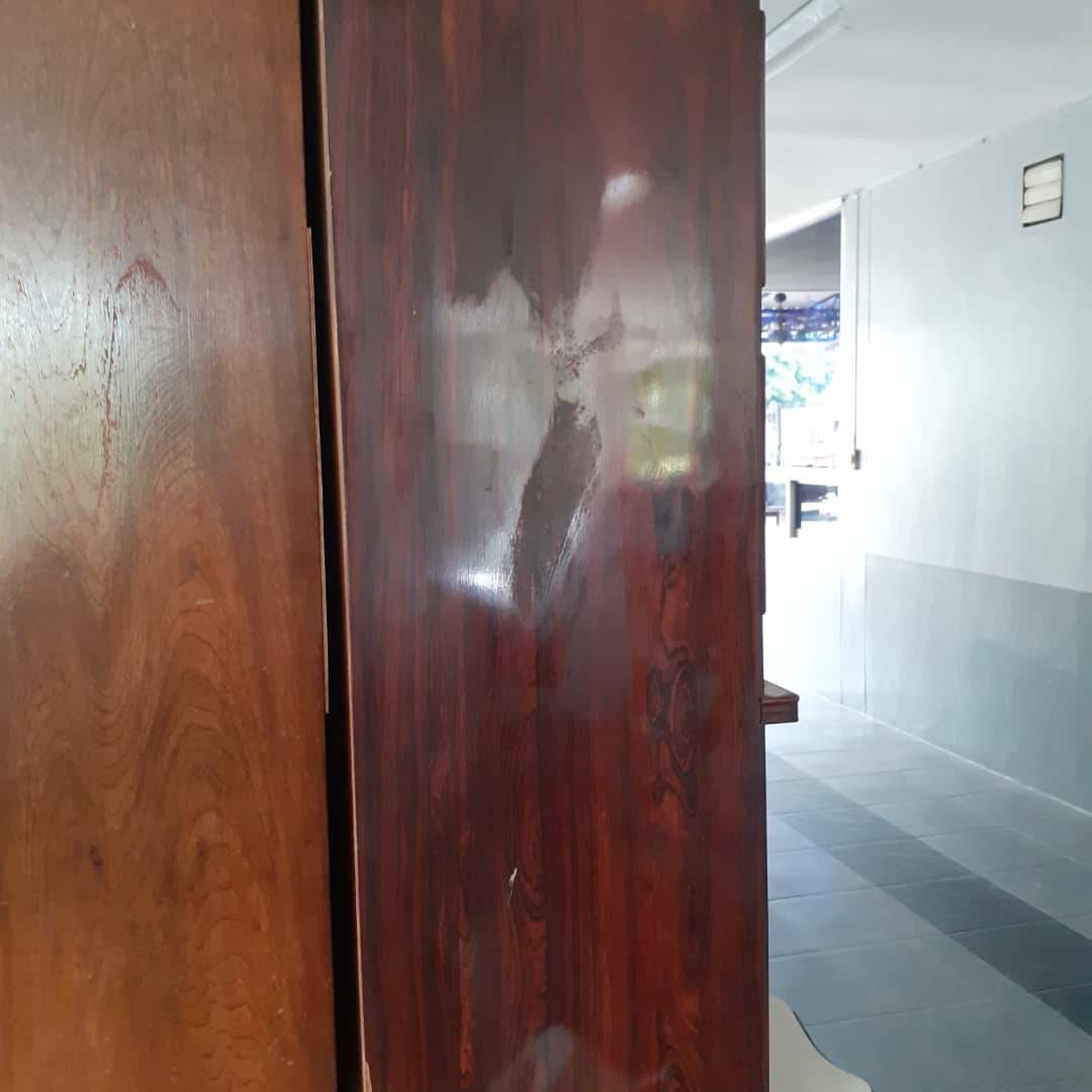 ตู้โชว์ทรงเตี้ย แบบวางพื้นหรือวางซ้อนเฟอร์นิเจอร์อื่นได้ งานสวยจากญี่ปุ่น ดีไซน์สวยเก๋ แยกเป็นช่องเป็นชั่นเก็บของหลายช่อง  ขนาดหน้าตู้กว้าง 90 ซม. สูง 90 ซม. ลึก 40 ซม.สภาพดี ตำหนิจากการขนส่งด้านหลังตู้นิดเดียวตามรูป