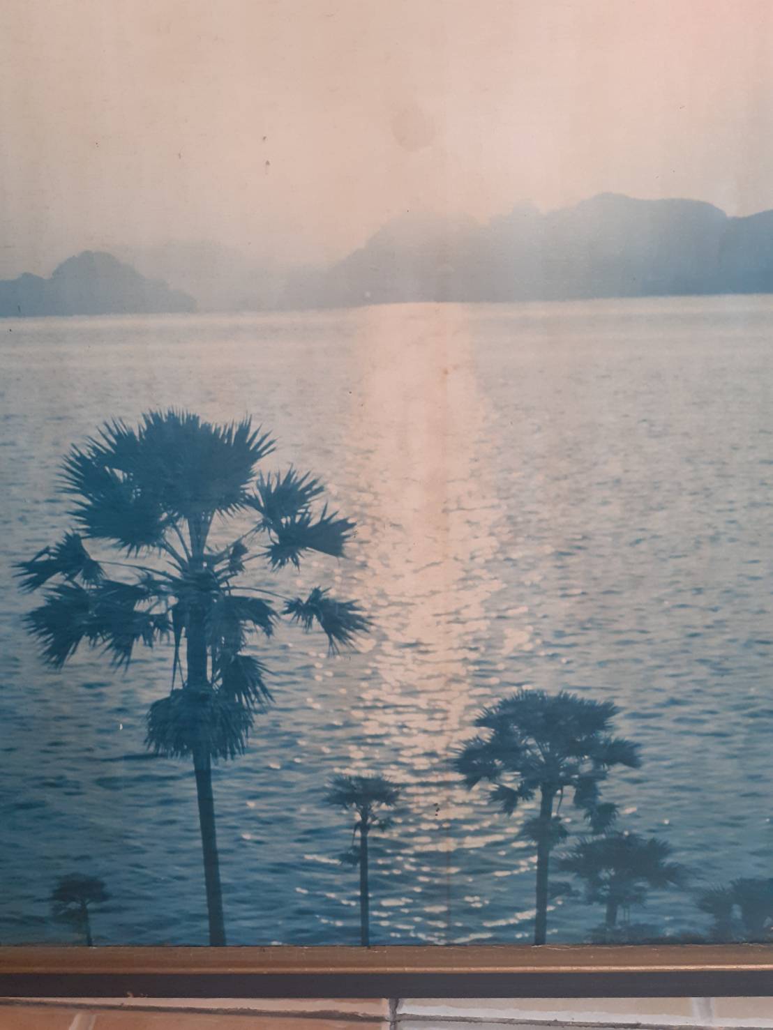 ภาพพิมพ์รูปวิว งานเก่า กรอบเดิมสไตล์วินเทจ  ขนาดกรอบ 55×8ซม. มีริ้วรอยตามกาลเวลา ไม่ขาดค่ะ สภาพยังสมบูรณ์