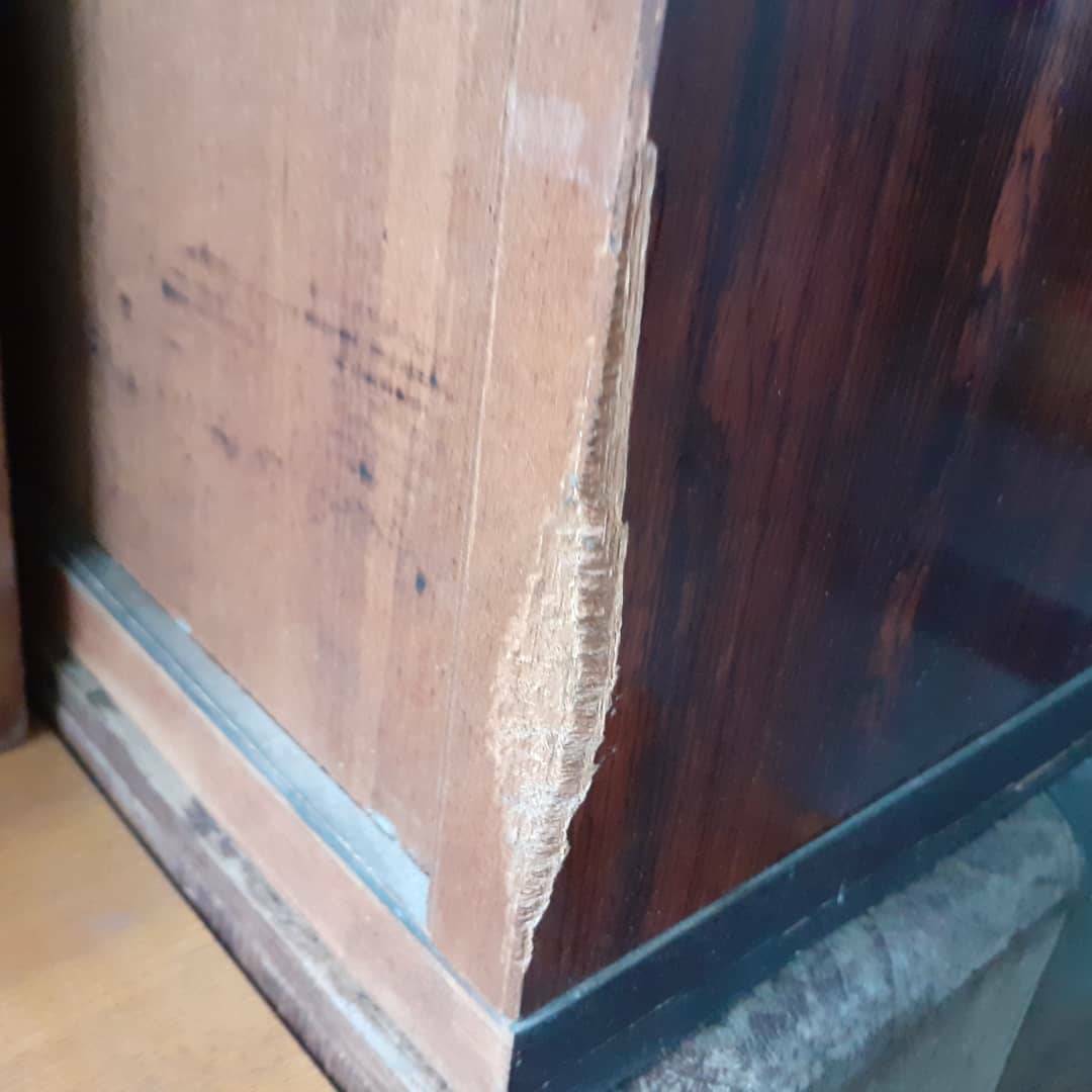 ตู้โชว์ทรงเตี้ย แบบวางพื้นหรือวางซ้อนเฟอร์นิเจอร์อื่นได้ งานสวยจากญี่ปุ่น ดีไซน์สวยเก๋ แยกเป็นช่องเป็นชั่นเก็บของหลายช่อง  ขนาดหน้าตู้กว้าง 90 ซม. สูง 90 ซม. ลึก 40 ซม.สภาพดี ตำหนิจากการขนส่งด้านหลังตู้นิดเดียวตามรูป