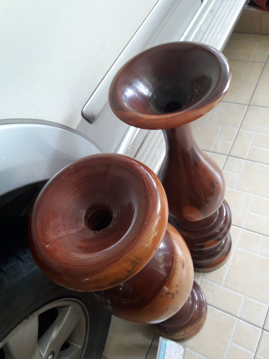 แจกันไม้ทรงสูง ไม้เก่า หนักมากๆ ครับ งานเก่าเก็บ ได้มาจากบ้านคนแก่ครับ มีสองชิ้น ไม่เหมือนกันนะครับตามภาพ สูงประมาณ 79 cm. ใครชอบลองดูครับ แต่งบ้าน แต่งร้านได้