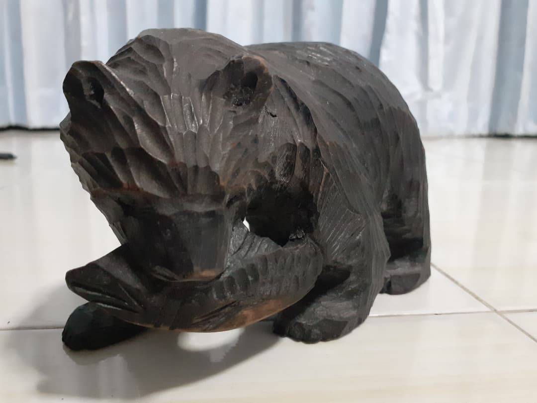 งานไม้แกะสลัก รูปหมีคาบปลา งานฝีมือสวยๆสไตล์ญี่ปุ่น แกะมือฝีมือดีค่ะ ตามความเชื่อคนญี่ปุ่นว่าบ้านไหนมีไว้จะมีกินมีใช้ไปตลอด