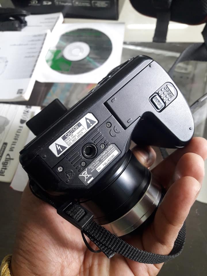 กล้องถ่ายรูปดิจิตอลคอมแพ็ค Fujifilm FinePix S5700 มือสองเก่าเก็บครับ คู่มือ สายต่อ AV กล่องอยู่ครบๆ ใส่ถ่นเปิดติดถ่ายได้ครับ แต่จอชื้นนะครับเก็บไม่ดี ดูตามภาพ แต่ยังดูได้ถ่ายได้ ไม่มีการ์ดให้นะครับต้องหาใส่เอง