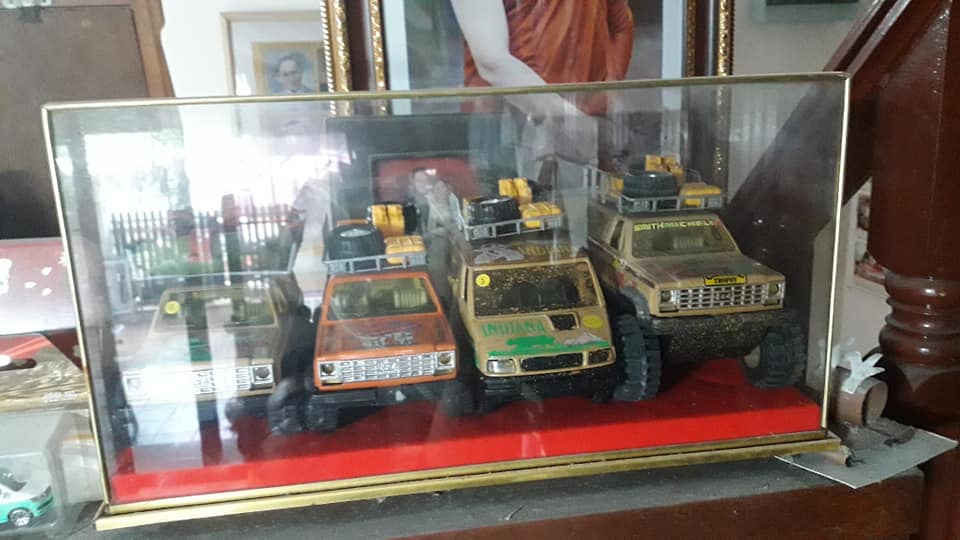 ลดราคา ชุดสุดท้ายแล้ว หมดแล้ว ชุดนี้เก็บเองตัดใจปล่อยครับ พร้อมตู้กระจกเลยครับผม จัดชุดครับ 4 คัน 4 แบบ รถโมเดล รถเหล็ก JADITOYS GIODI 4X4 SAFARI RALLY RARE สวยๆครับ ล้อโตๆ ล้อปกติ แนววินเทจครับ รายละเอียดดี