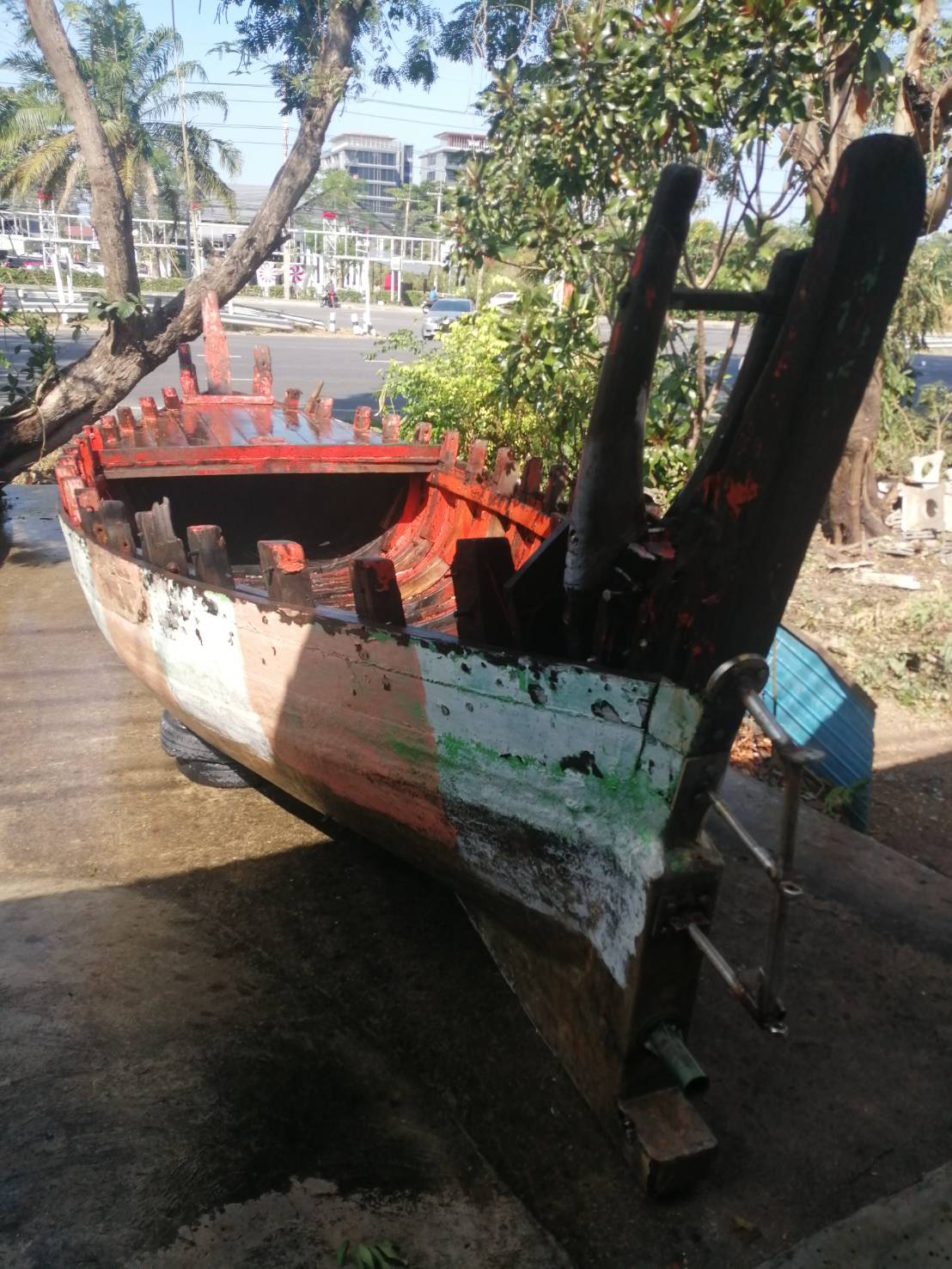 พี่ชาย อยากkายครับเรือไม้โบราณครับ ลำใหญ่ ไม้เก่า หลายสิบปีเลยครับ ชาวบ้านชาวประมงของชลบุรีบอกไว้ ลำใหญ่ ยาวประมาณ 8 เมตรได้ครับ กว้าง ประมาณ 2 เมตรกว่าได้ครับ จอดนาน ไม้เก่า ไม้ประดู่กับไม้ตะเคียนเก่าๆทั้งลำครับ สนใจมาชมของจริงได้ครับ