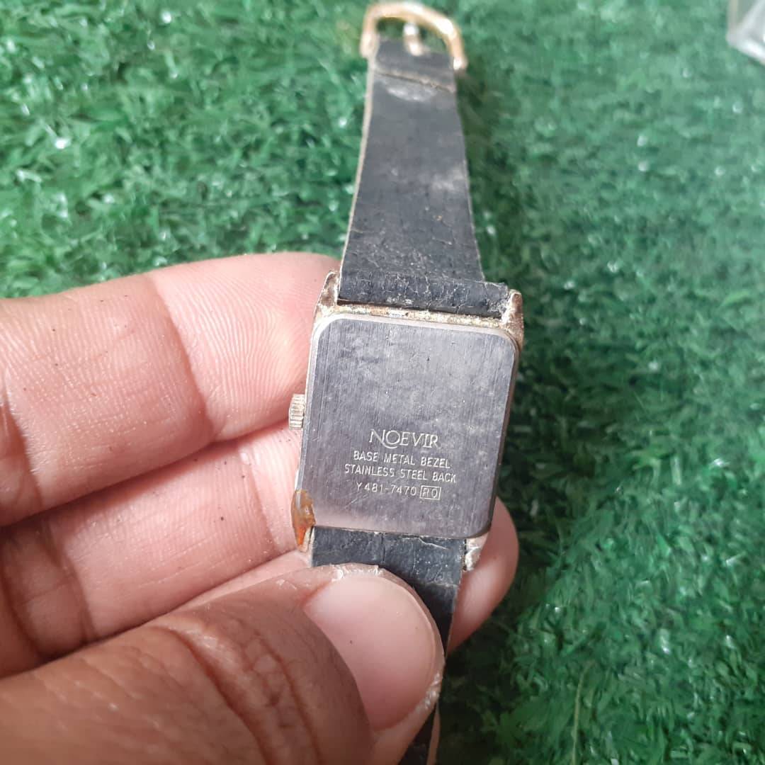 นาฬิกาวินเทจญี่ปุ่น Noevir งานเก่าสวยๆค่ะ ตัวเรือนเหลี่ยม  เก่าเก็บ  สายแตกลายปลายขาด