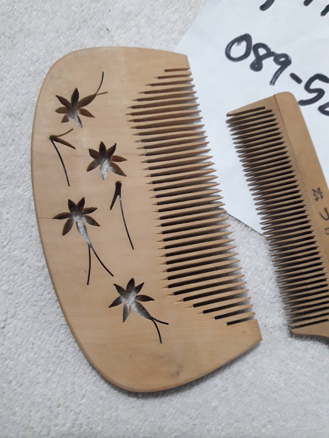 เหมาๆ หวีไม้แท้ 2 ชิ้น งานเก่า ทำจากไม้จันทร์หอม (ไม้หายาก) มีกลิ่นหอม มือสอง สภาพดี งานตู้ญี่ปุ่นครับ ยังใช้งานได้ งานเก่า งานสะสม เหมาๆสองชิ้นตามภาพครับ