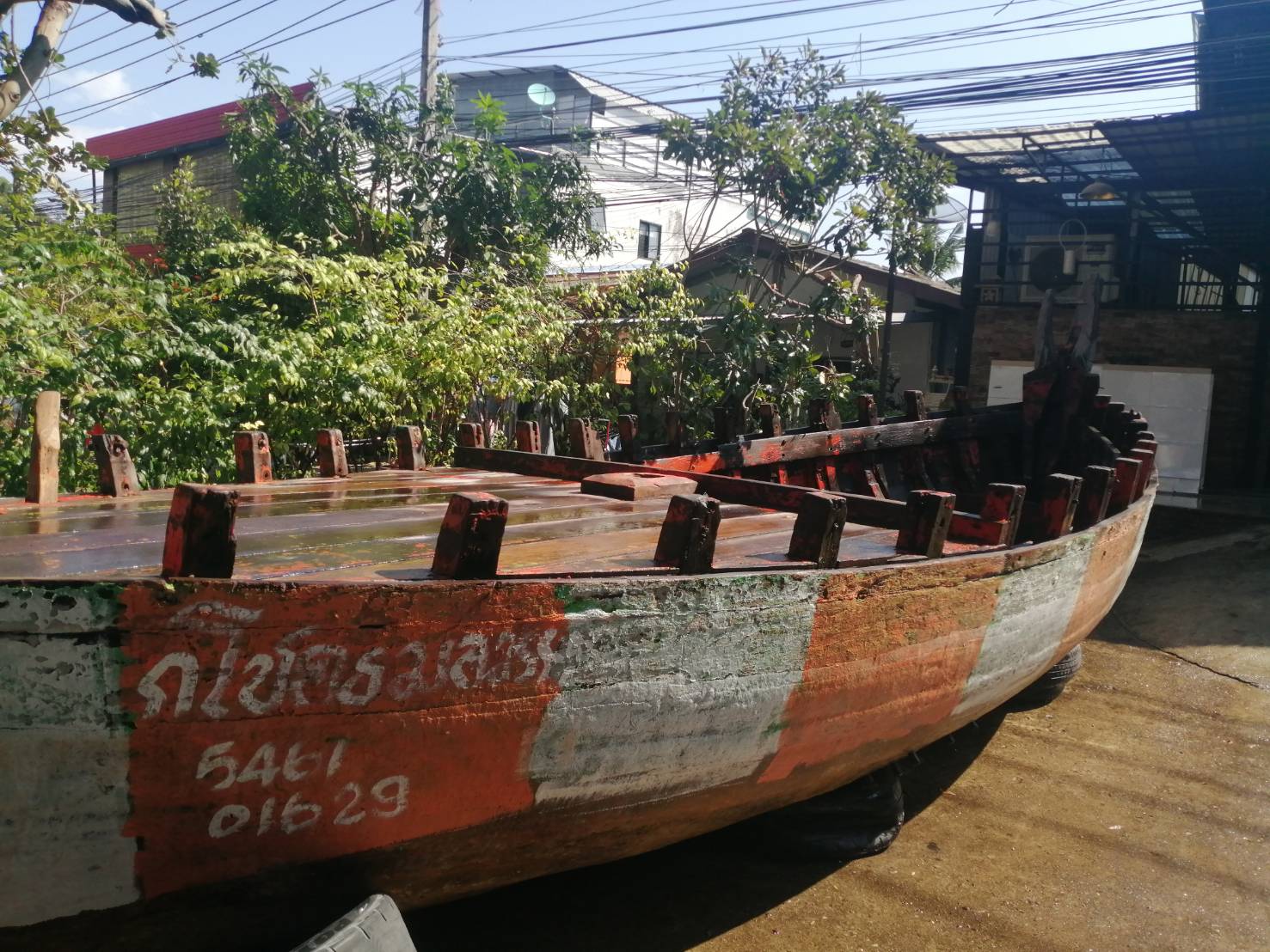 พี่ชาย อยากkายครับเรือไม้โบราณครับ ลำใหญ่ ไม้เก่า หลายสิบปีเลยครับ ชาวบ้านชาวประมงของชลบุรีบอกไว้ ลำใหญ่ ยาวประมาณ 8 เมตรได้ครับ กว้าง ประมาณ 2 เมตรกว่าได้ครับ จอดนาน ไม้เก่า ไม้ประดู่กับไม้ตะเคียนเก่าๆทั้งลำครับ สนใจมาชมของจริงได้ครับ