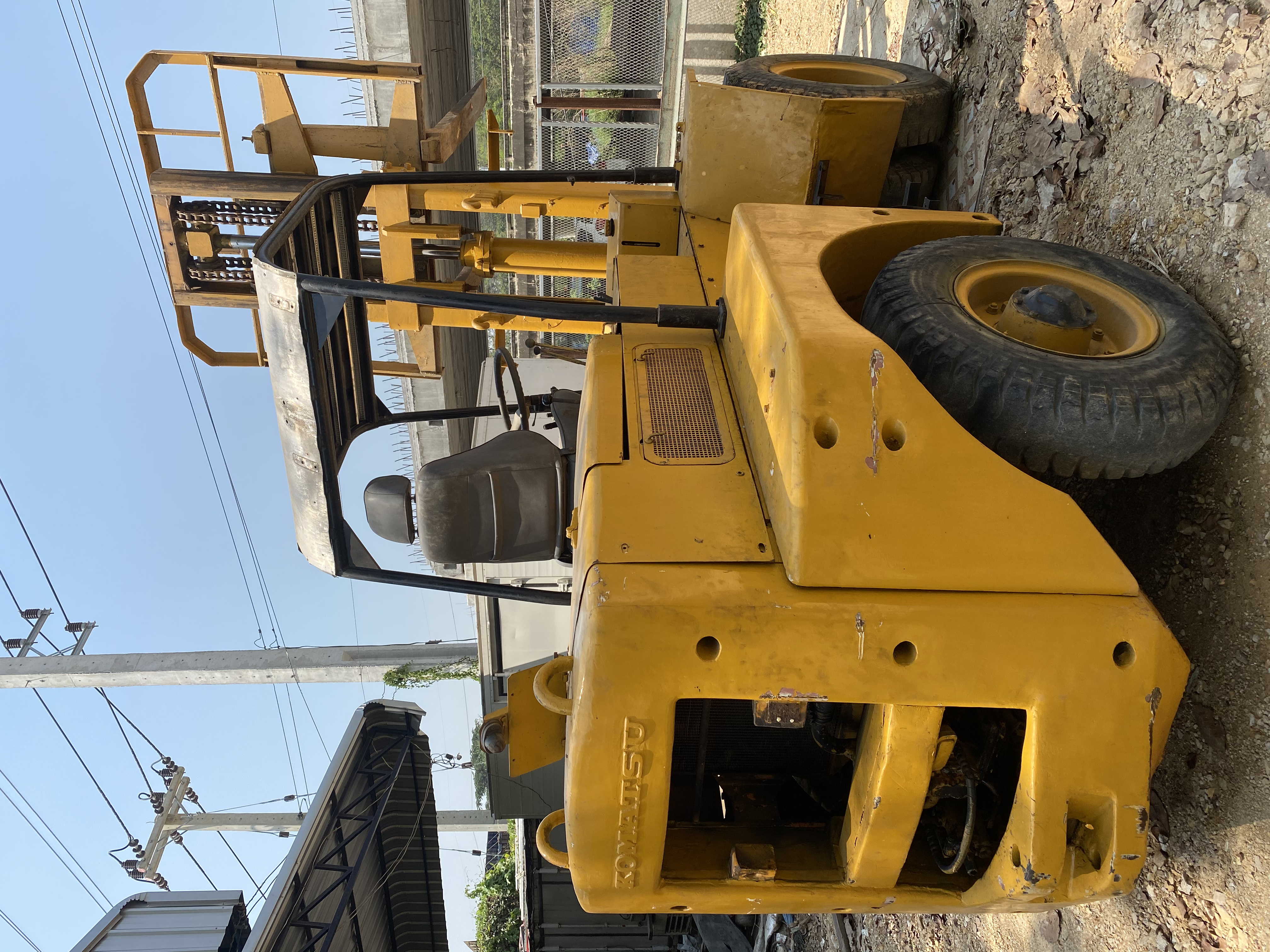 ขายรถโฟลิต ยี่ห้อ komatsu  5ตัน  ยกสูงได้ 5เมตร สภาพพร้อมใช้