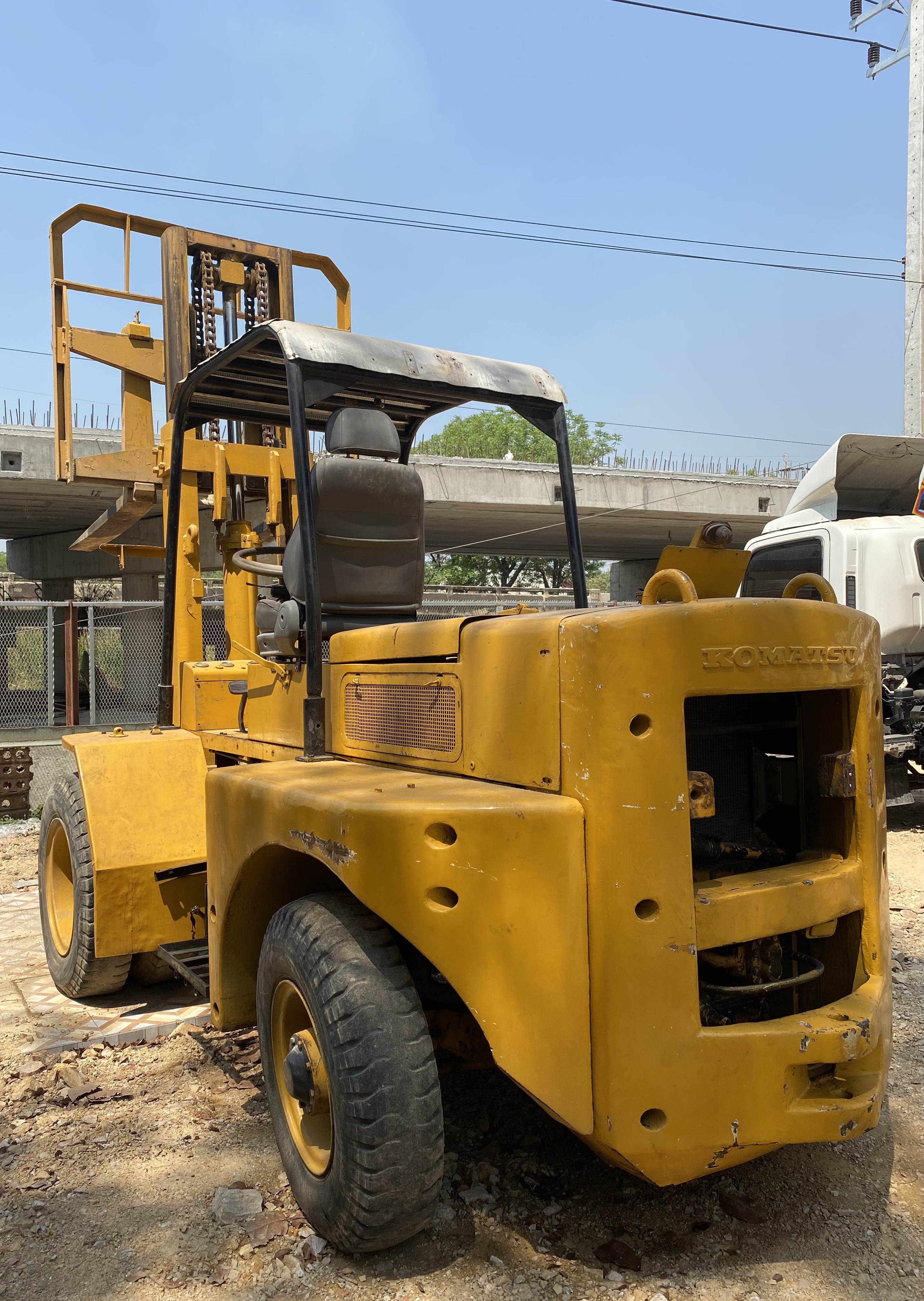 ขายรถโฟลิต ยี่ห้อ komatsu  5ตัน  ยกสูงได้ 5เมตร สภาพพร้อมใช้