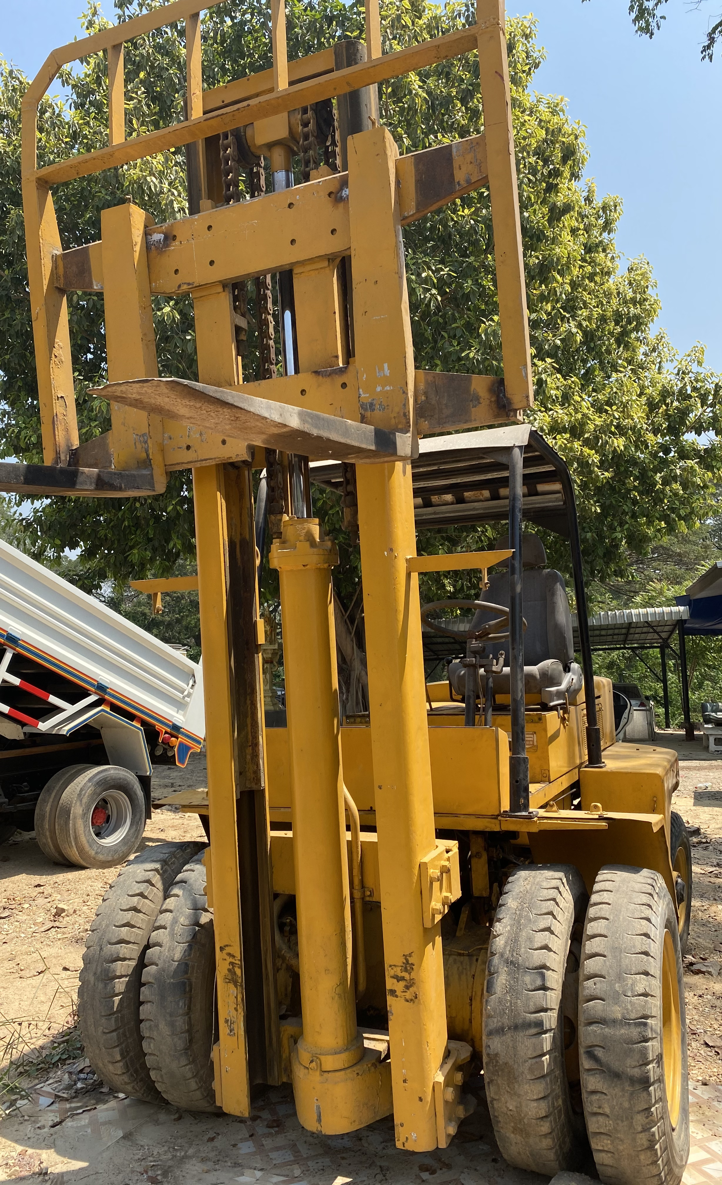 ขายรถโฟลิต ยี่ห้อ komatsu  5ตัน  ยกสูงได้ 5เมตร สภาพพร้อมใช้