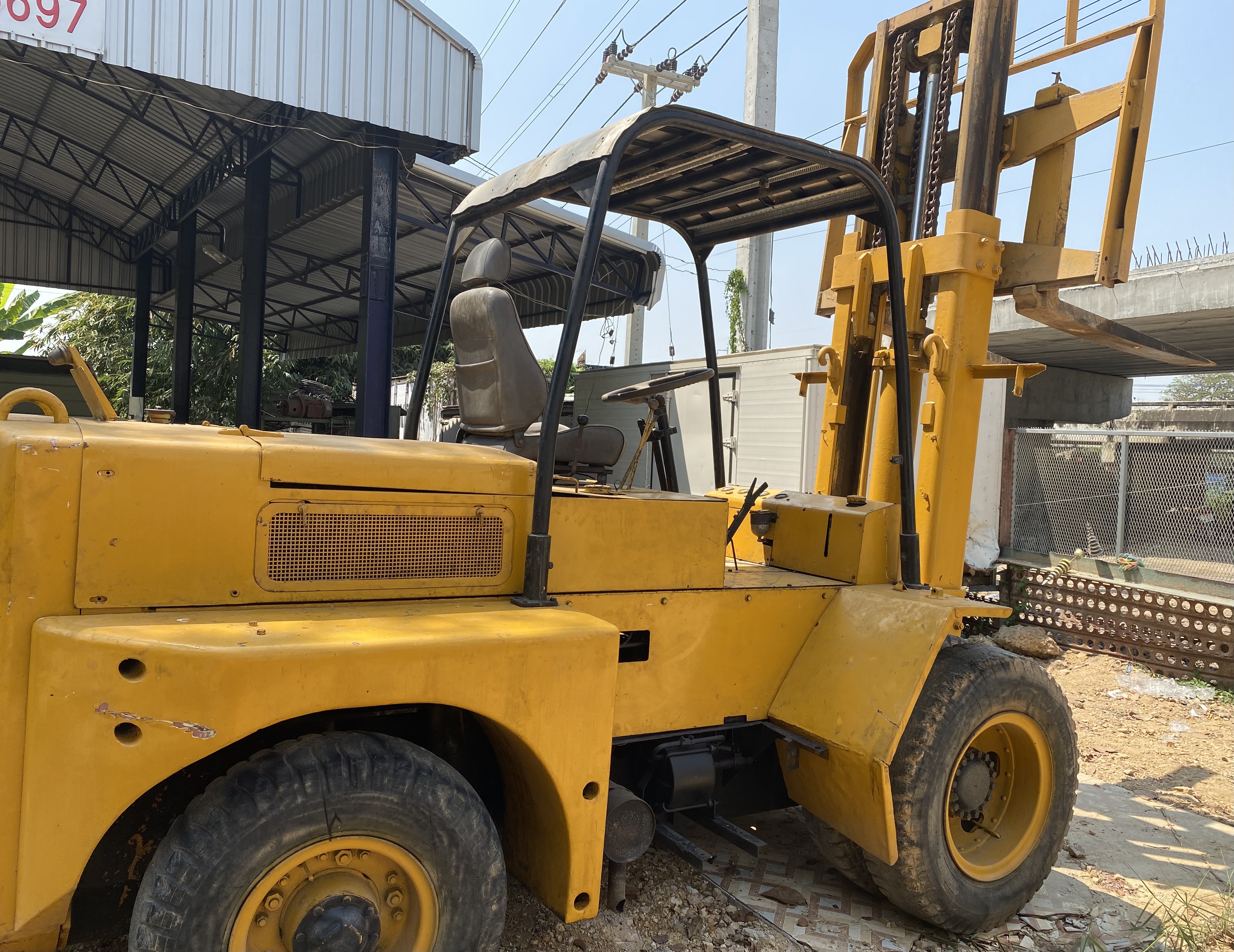 ขายรถโฟลิต ยี่ห้อ komatsu  5ตัน  ยกสูงได้ 5เมตร สภาพพร้อมใช้
