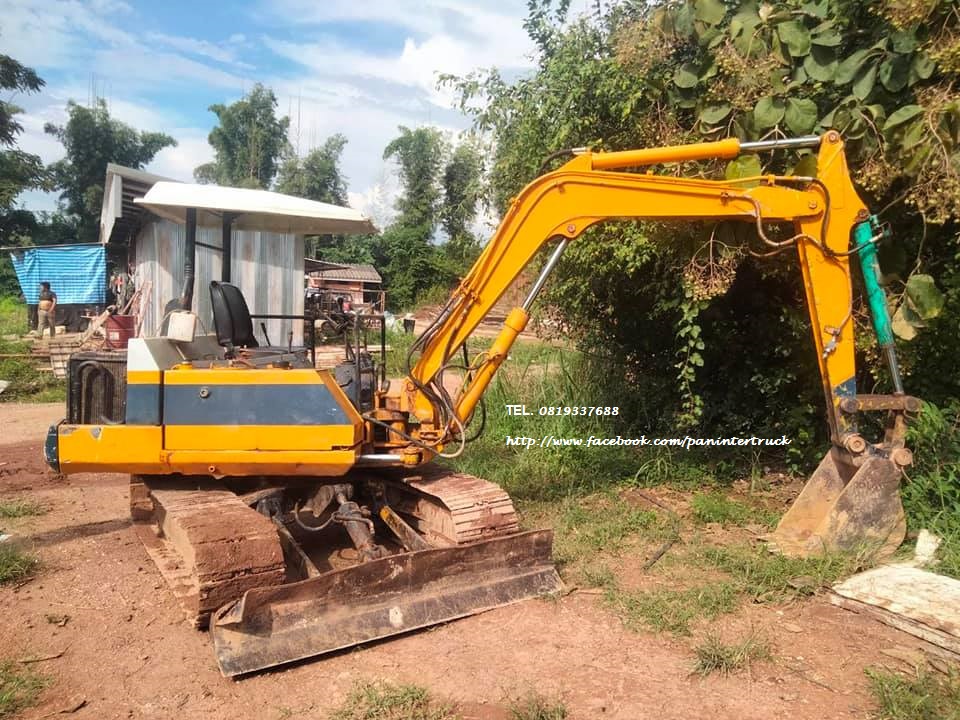 ราคาเพียง 155,000 บาท EXCAVATOR KOMATSU PC40-6  รถขุด ขนาด 4 ตัน