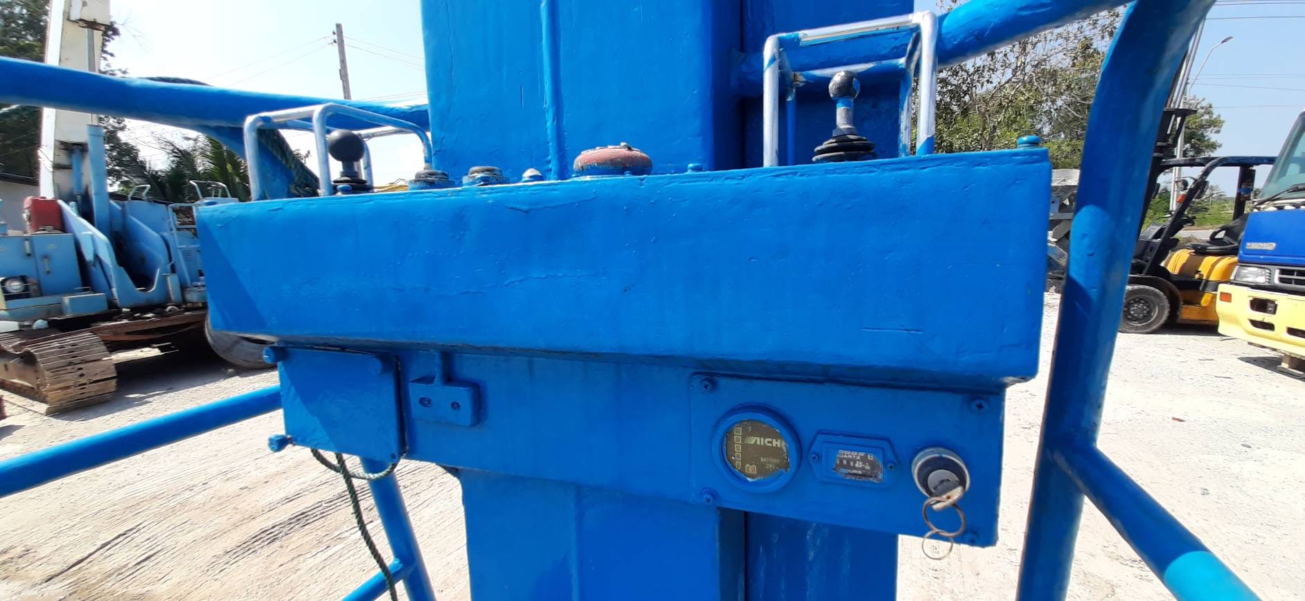 FROM JAPAN รถกระเช้าไฟฟ้า MANLIFT - AICHI SV040 น้ำหนักยก 690 กิโลกรัม ยกสูงได้ 4 เมตร