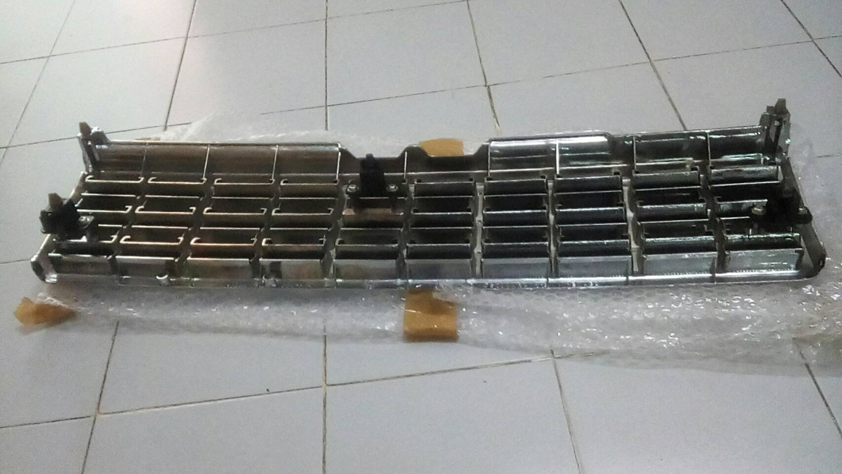 กระจังหน้านิสสัน B11