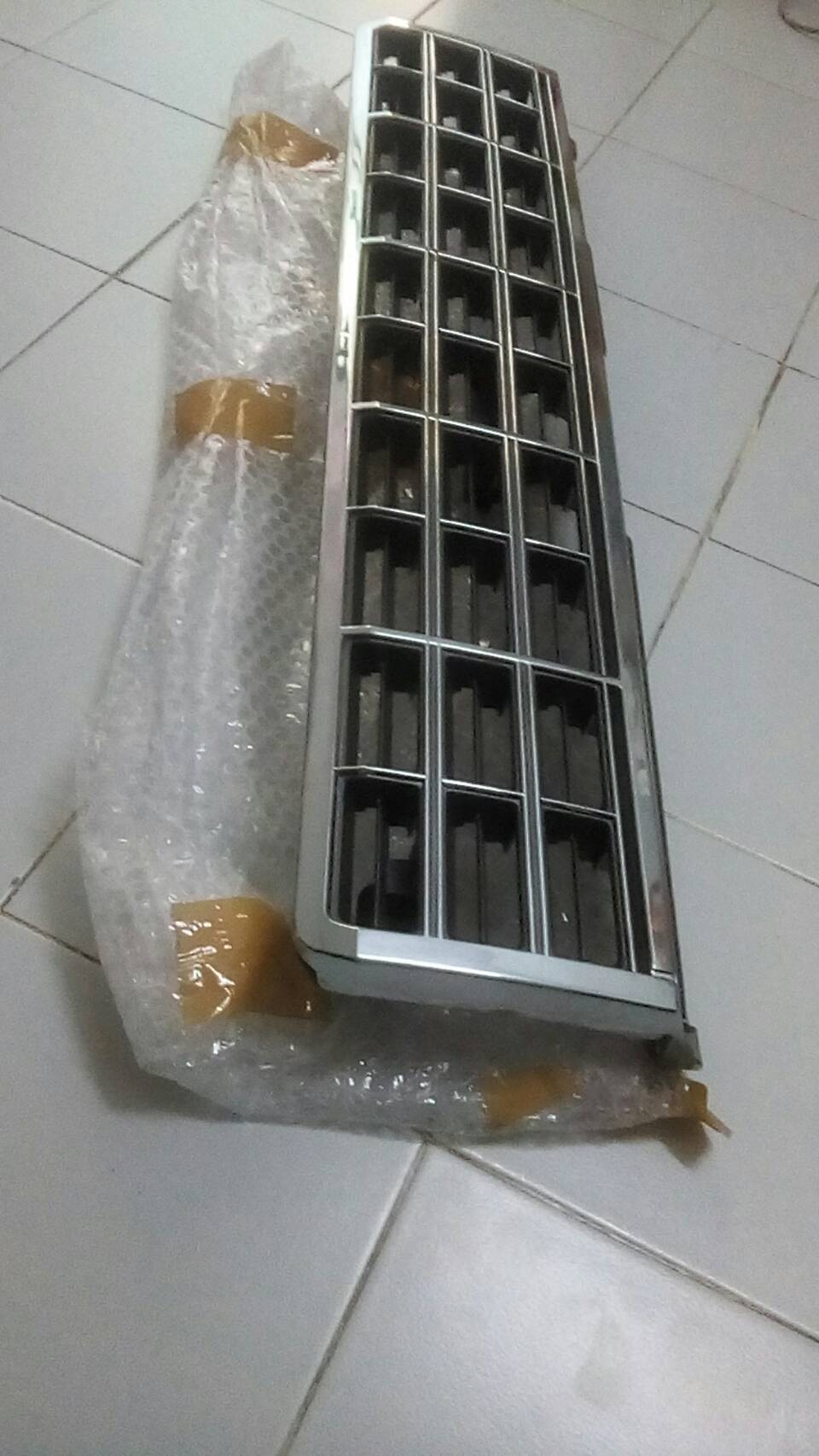 กระจังหน้านิสสัน B11