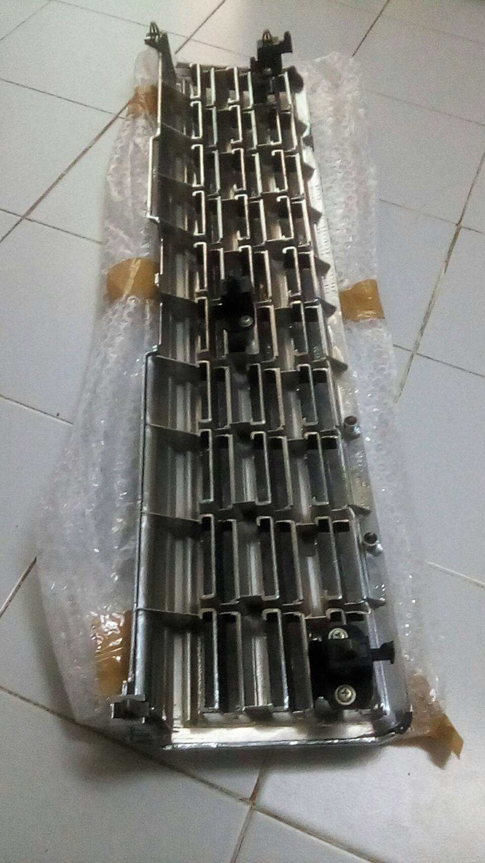 กระจังหน้านิสสัน B11