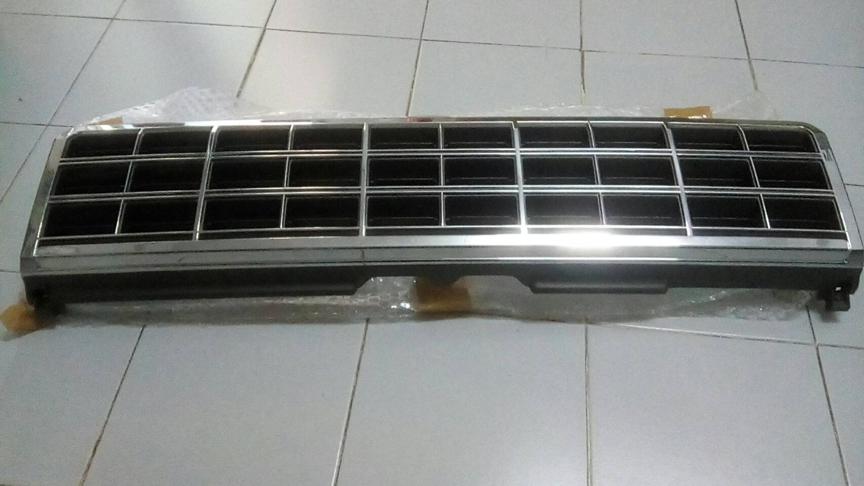 กระจังหน้านิสสัน B11