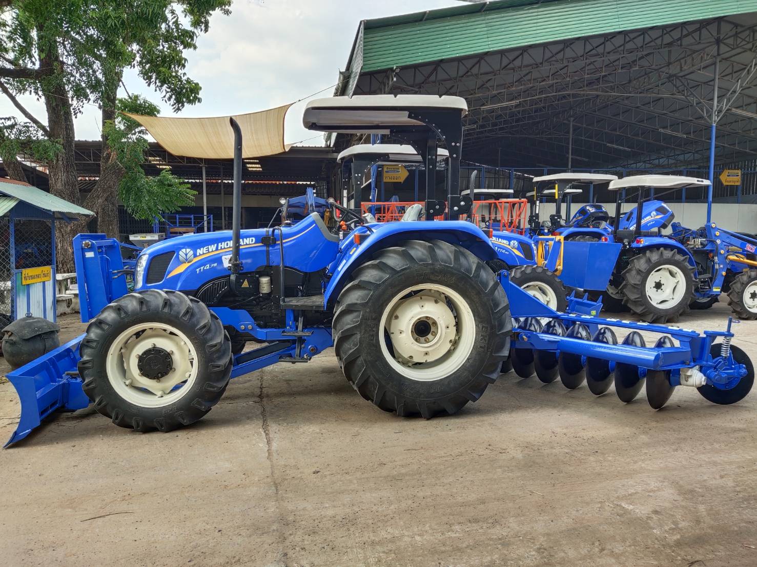 นิว ฮอลแลนด์ รุ่น TT4.75 พร้อมใบมีด และผานพรวน