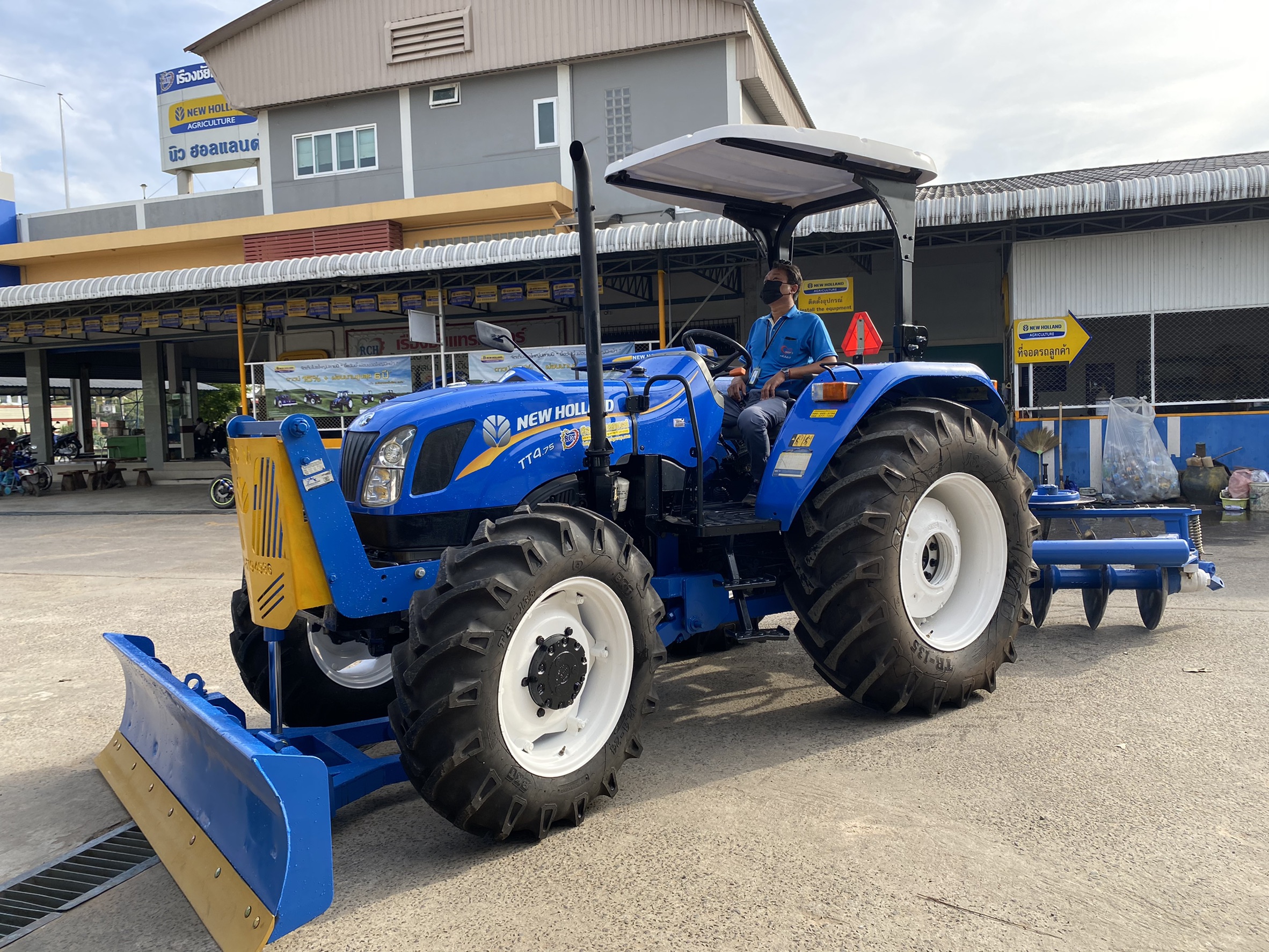 นิว ฮอลแลนด์ รุ่น TT4.75 พร้อมใบมีดและผาน