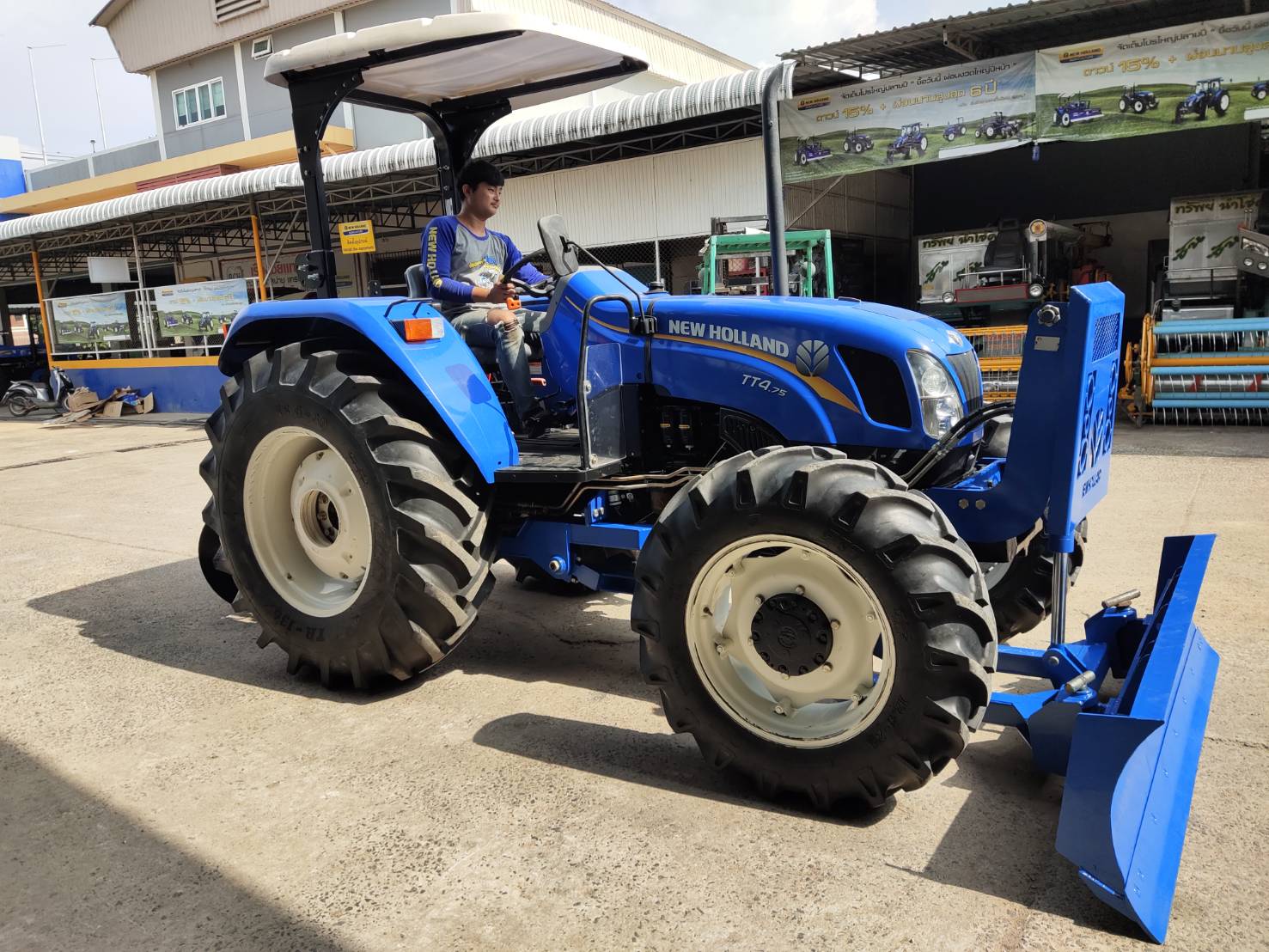 นิว ฮอลแลนด์ รุ่น TT4.75 พร้อมใบมีด และผานพรวน