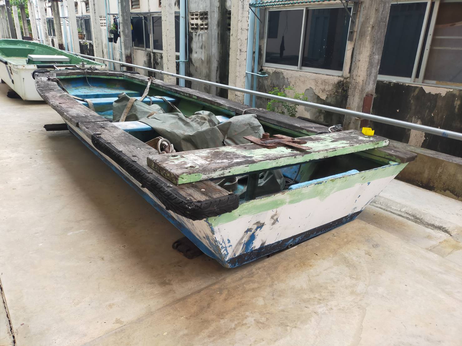 เรือไฟเบอร์ 2 ลำ