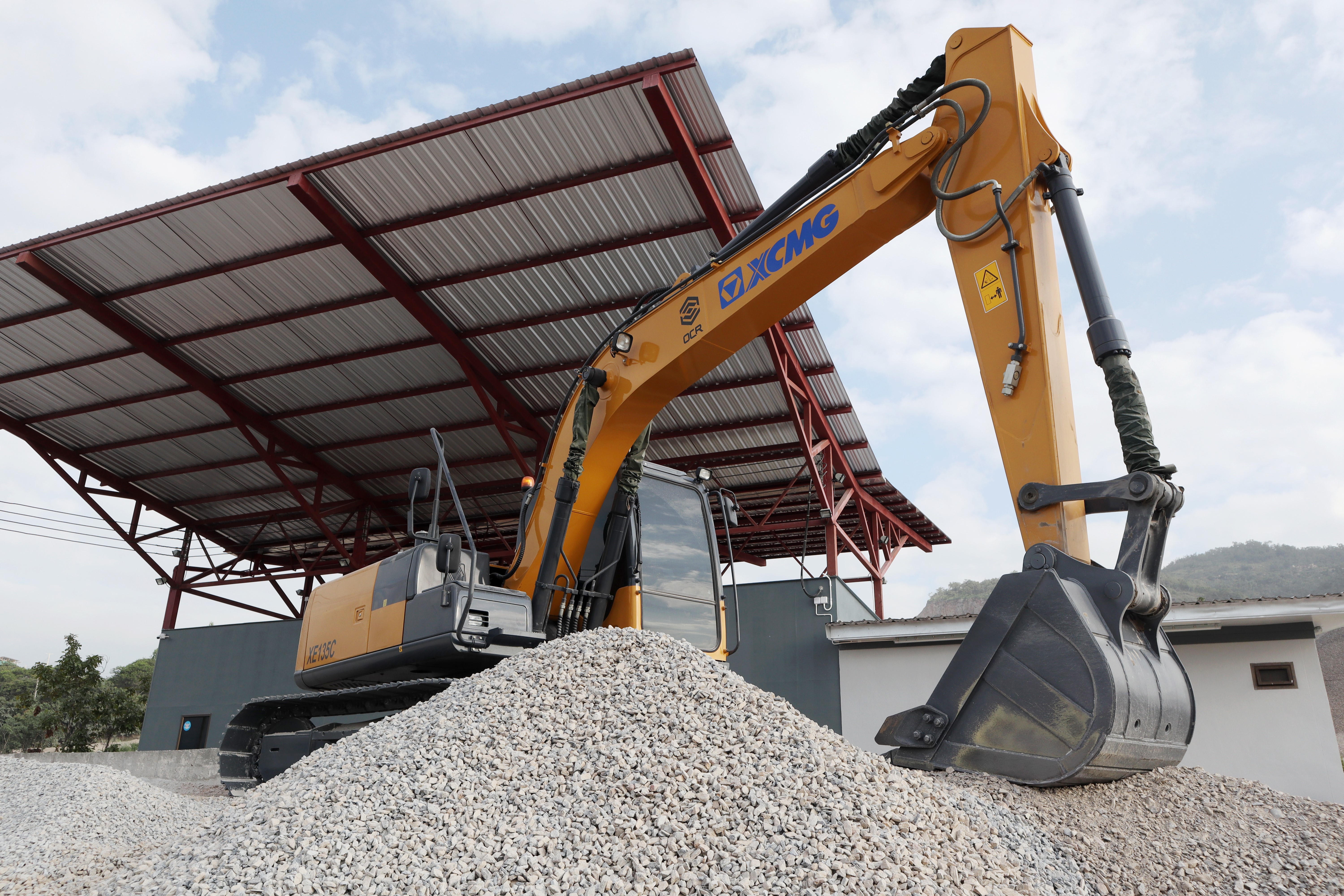 รถแมคโคร XCMG รุ่น XE135C