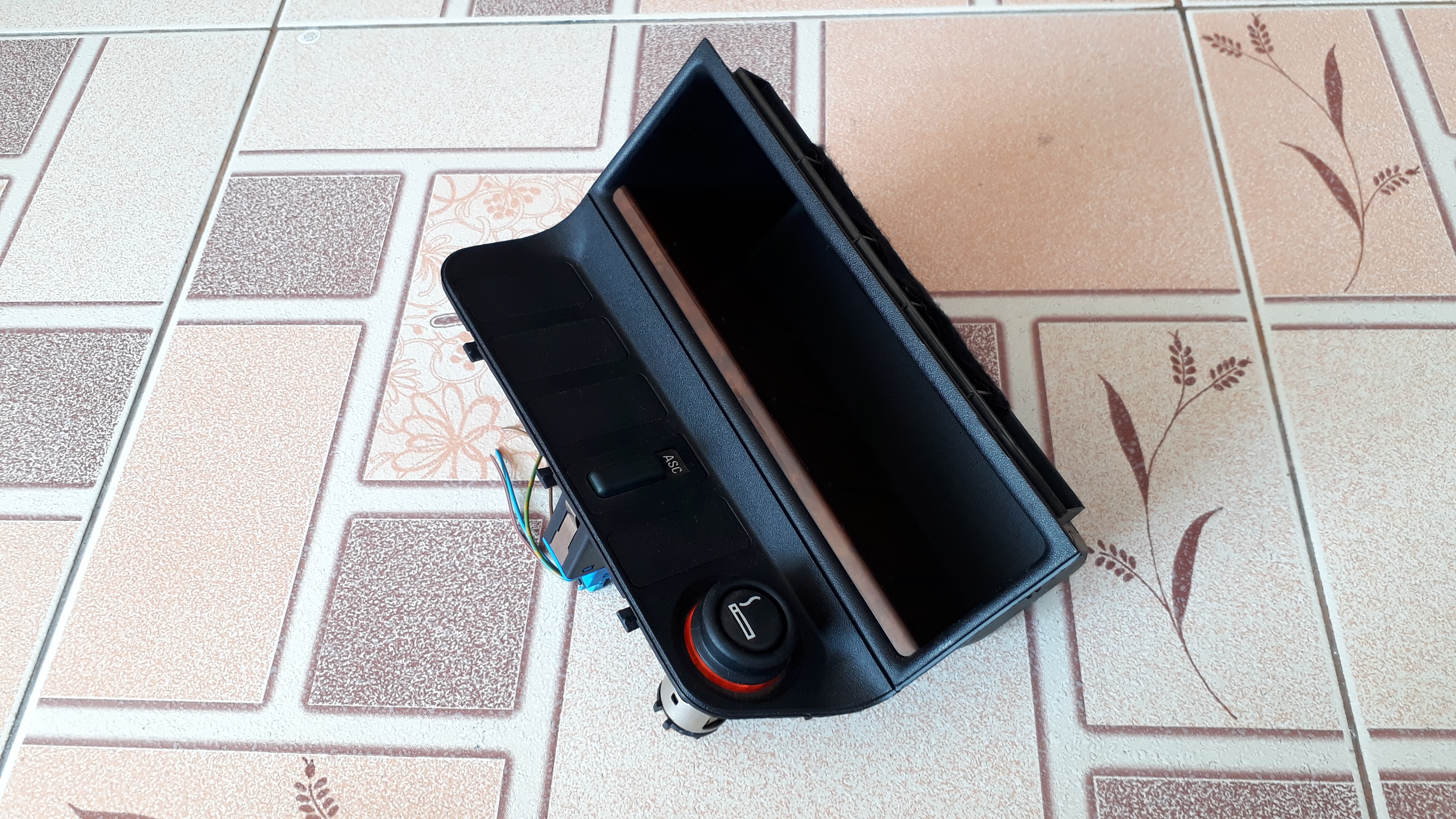 กรอบพร้อมช่องที่ต่อบุหรี่ BMW E36 แท้ กรอบพร้อมช่องที่ต่อบุหรี่ BMW E36 แท้