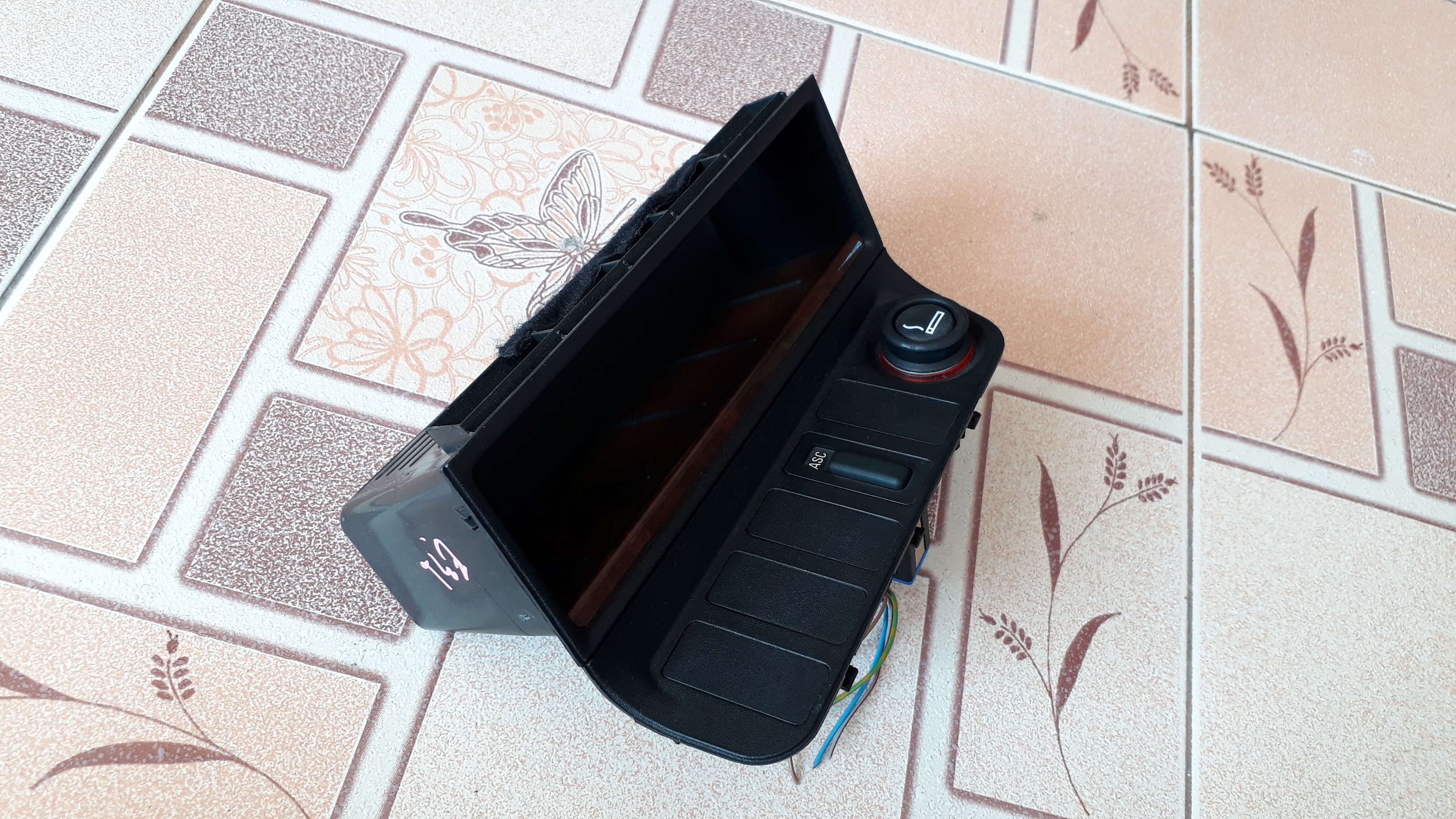 กรอบพร้อมช่องที่ต่อบุหรี่ BMW E36 แท้ กรอบพร้อมช่องที่ต่อบุหรี่ BMW E36 แท้