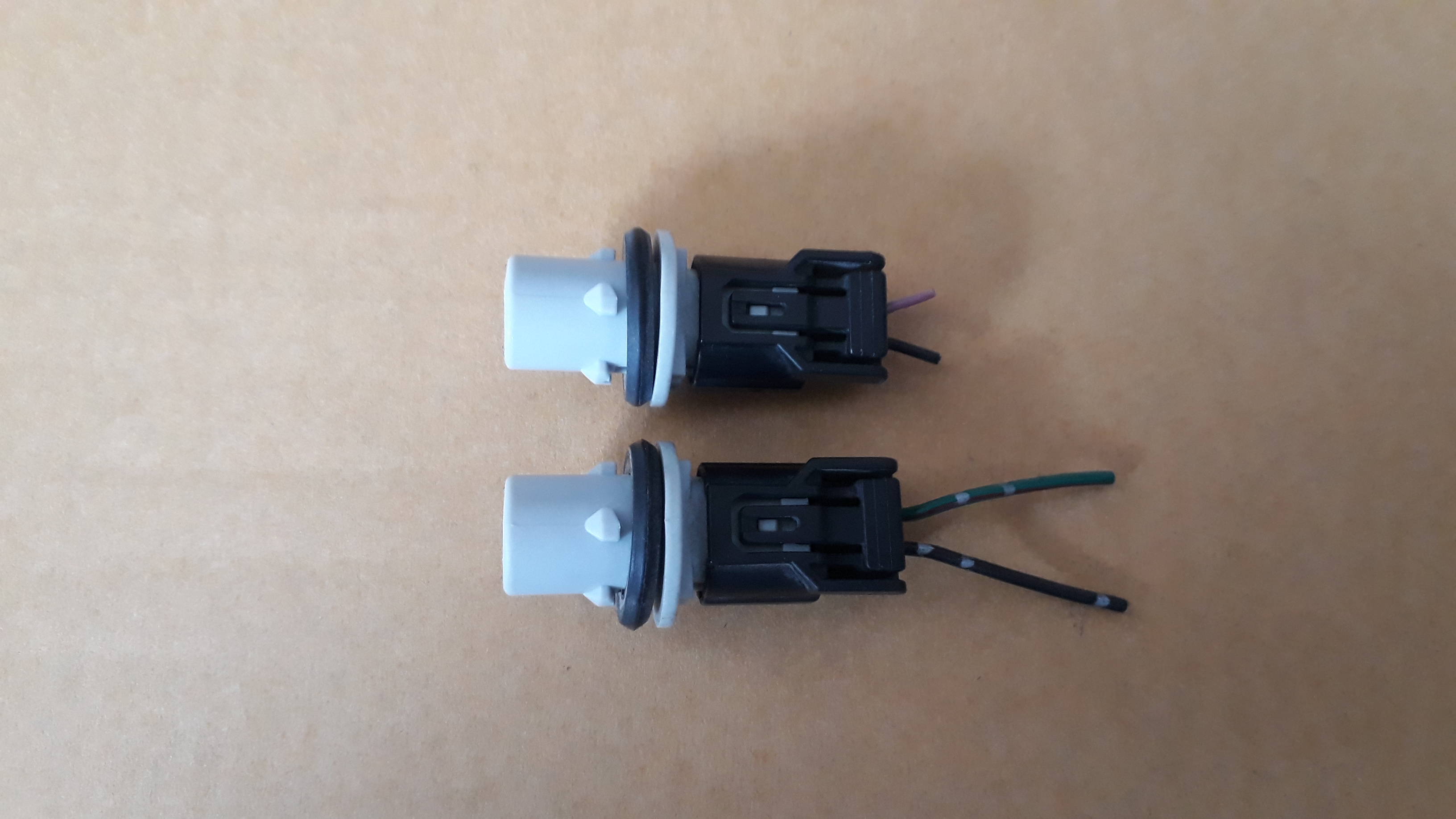 ขั้วไฟหรี่ HONDA แท้ พร้อมปลั๊กไฟ ที่อยู่ในโคมไฟหน้ารถ ตรงรุ่น HONDA Jazz ขั้วไฟหรี่ HONDA แท้ พร้อมปลั๊กไฟ ที่อยู่ในโคมไฟหน้ารถ ตรงรุ่น HONDA Jazz