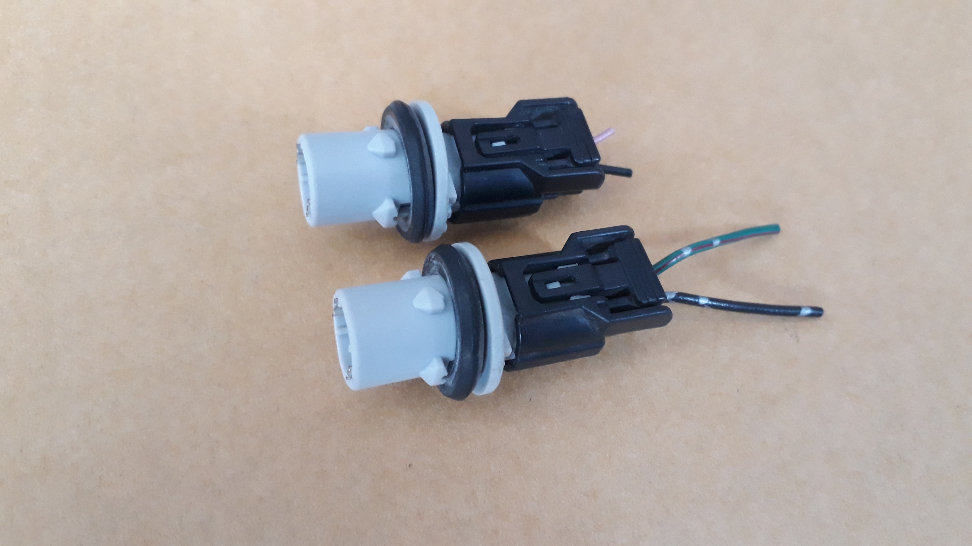 ขั้วไฟหรี่ HONDA แท้ พร้อมปลั๊กไฟ ที่อยู่ในโคมไฟหน้ารถ ตรงรุ่น HONDA Jazz ขั้วไฟหรี่ HONDA แท้ พร้อมปลั๊กไฟ ที่อยู่ในโคมไฟหน้ารถ ตรงรุ่น HONDA Jazz