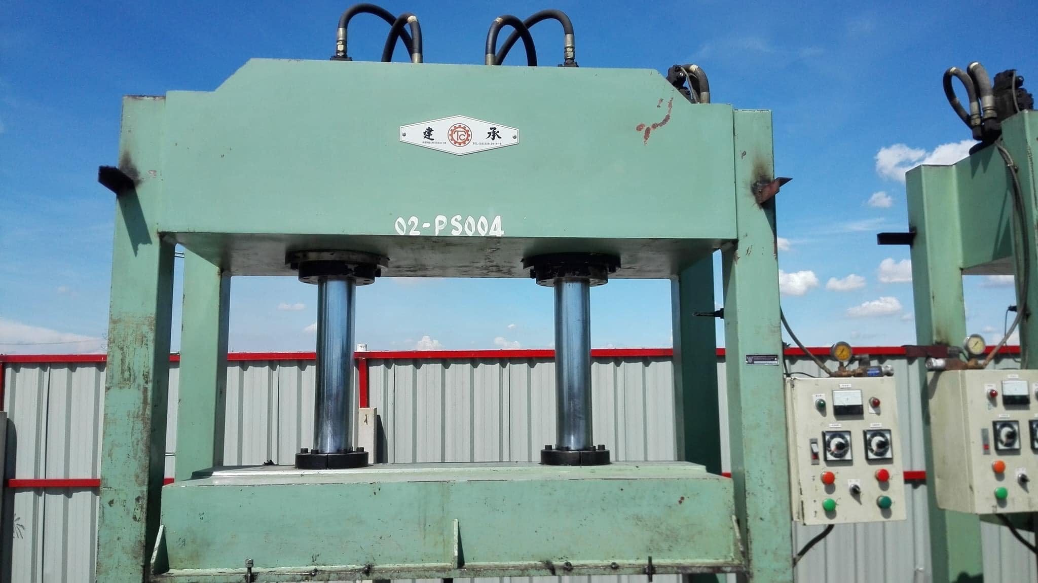 แท่นอัดสี่เสากระบอกคู่ งานใต้หวัน ขนาด 200 Ton