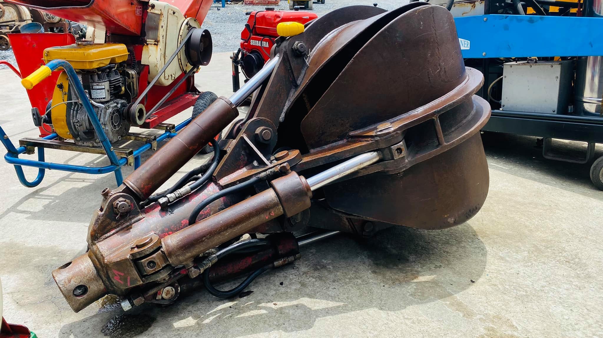 ปากคีบขยุ้มเศษเหล็ก ความยาวรวม 160 cm (แขน 70 cm) ปากคีบขยุ้มเศษเหล็ก ความยาวรวม 160 cm (แขน 70 cm)