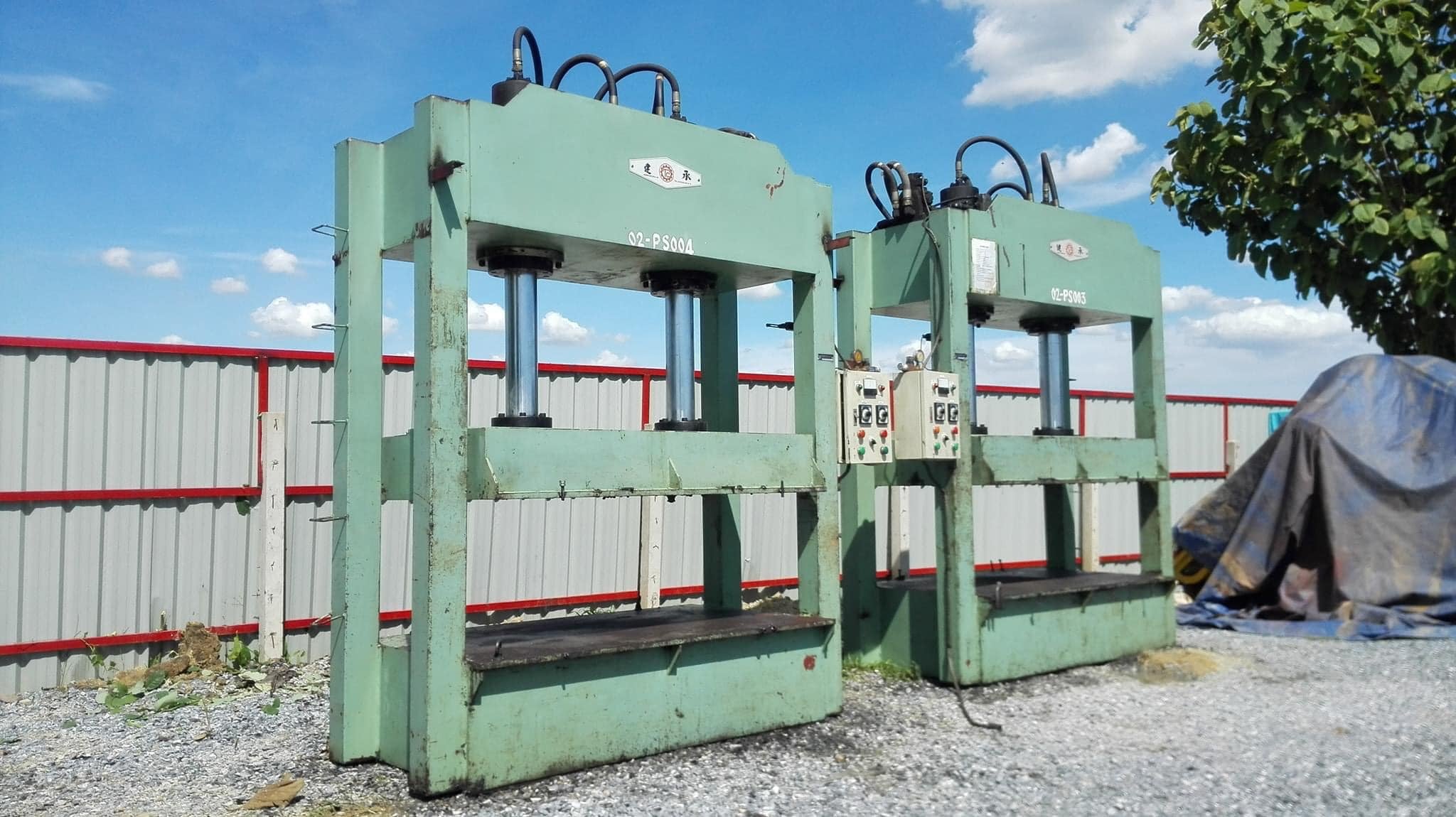 แท่นอัดสี่เสากระบอกคู่ งานใต้หวัน ขนาด 200 Ton