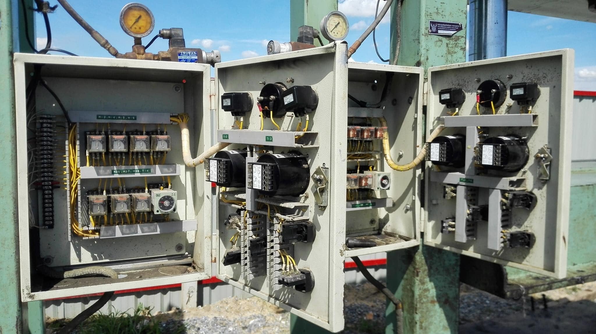 แท่นอัดสี่เสากระบอกคู่ งานใต้หวัน ขนาด 200 Ton