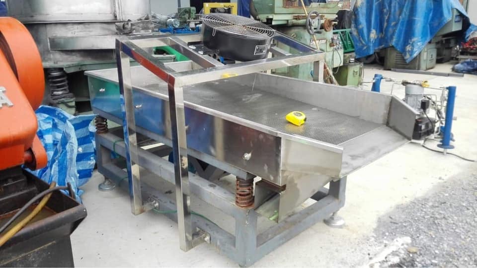 ตะแกรงถาดสเตนเลสร่อนเขย่า ขนาดถาด 70 x 150 cm พร้อมระบบมอเตอร์