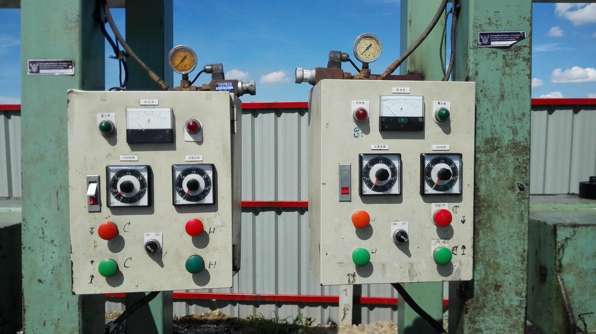 แท่นอัดสี่เสากระบอกคู่ งานใต้หวัน ขนาด 200 Ton