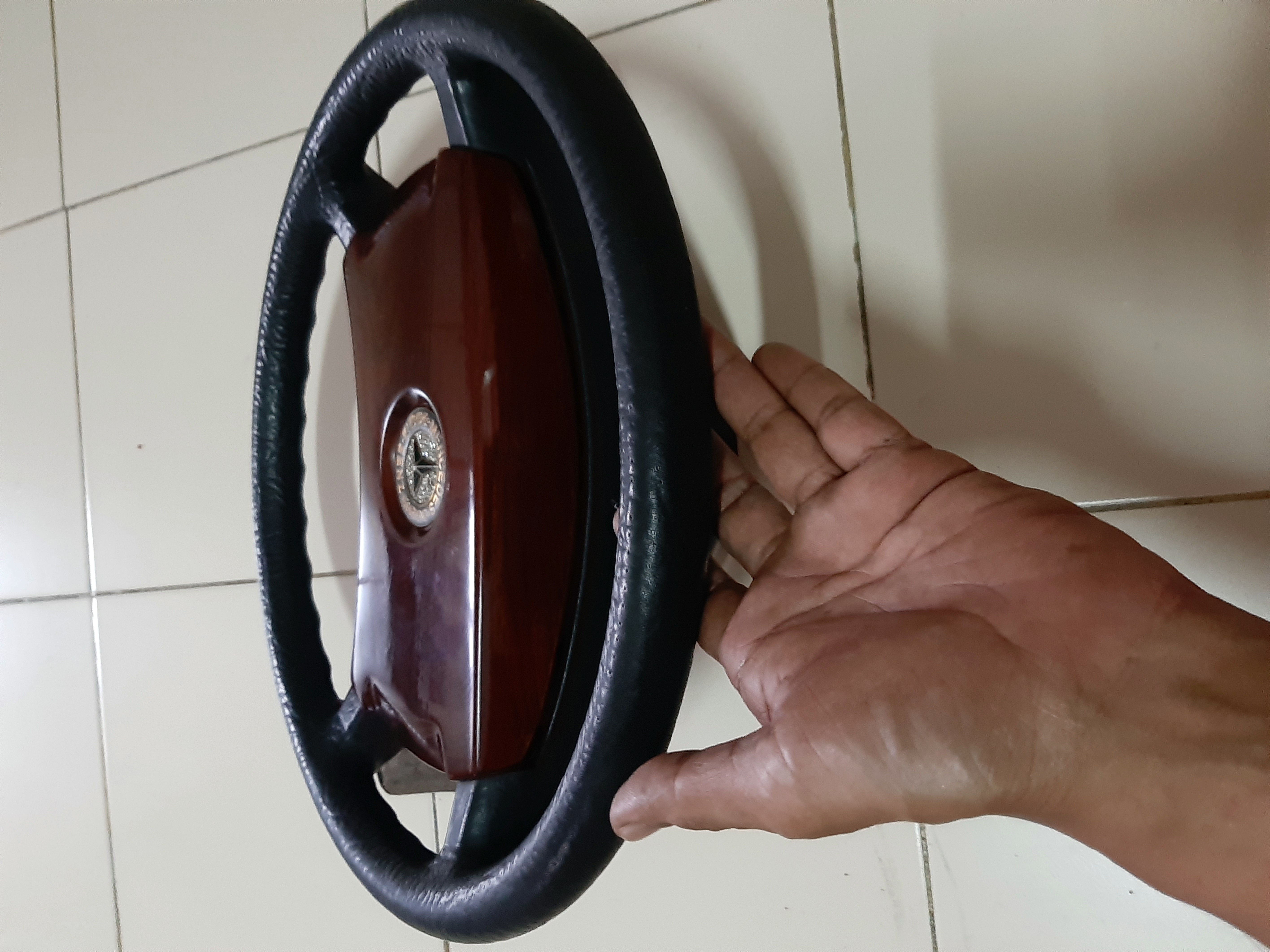 พวงมาลัยเบนซ์ แป้นกดแตรลายไม้สวย หนังดี ผิวมะระ ไม่ขาด ไม่หลวม ขนาดเส้นผ่าศูนย์กลาง 400mm. รูแกน 20mm. รุ่นไม่มีไม่มีแอร์แบ็ค ใส่ได้กับ w114 115 116 107 108 123 124 126 ราคาวงละ 3,200 ส่งทั่วไทย สนใจนัดรับ ดูของติดต่อได้ครับ 0831915958 พวงมาลัยเบนซ์ แป้นกดแตรลายไม้สวย หนังดี ผิวมะระ ไม่ขาด ไม่หลวม ขนาดเส้นผ่าศูนย์กลาง 400mm. รูแกน 20mm. รุ่นไม่มีไม่มีแอร์แบ็ค ใส่ได้กับ w114 115 116 107 108 123 124 126 ราคาวงละ 3,200 ส่งทั่วไทย สนใจนัดรับ ดูของติดต่อได้ครับ 0831915958