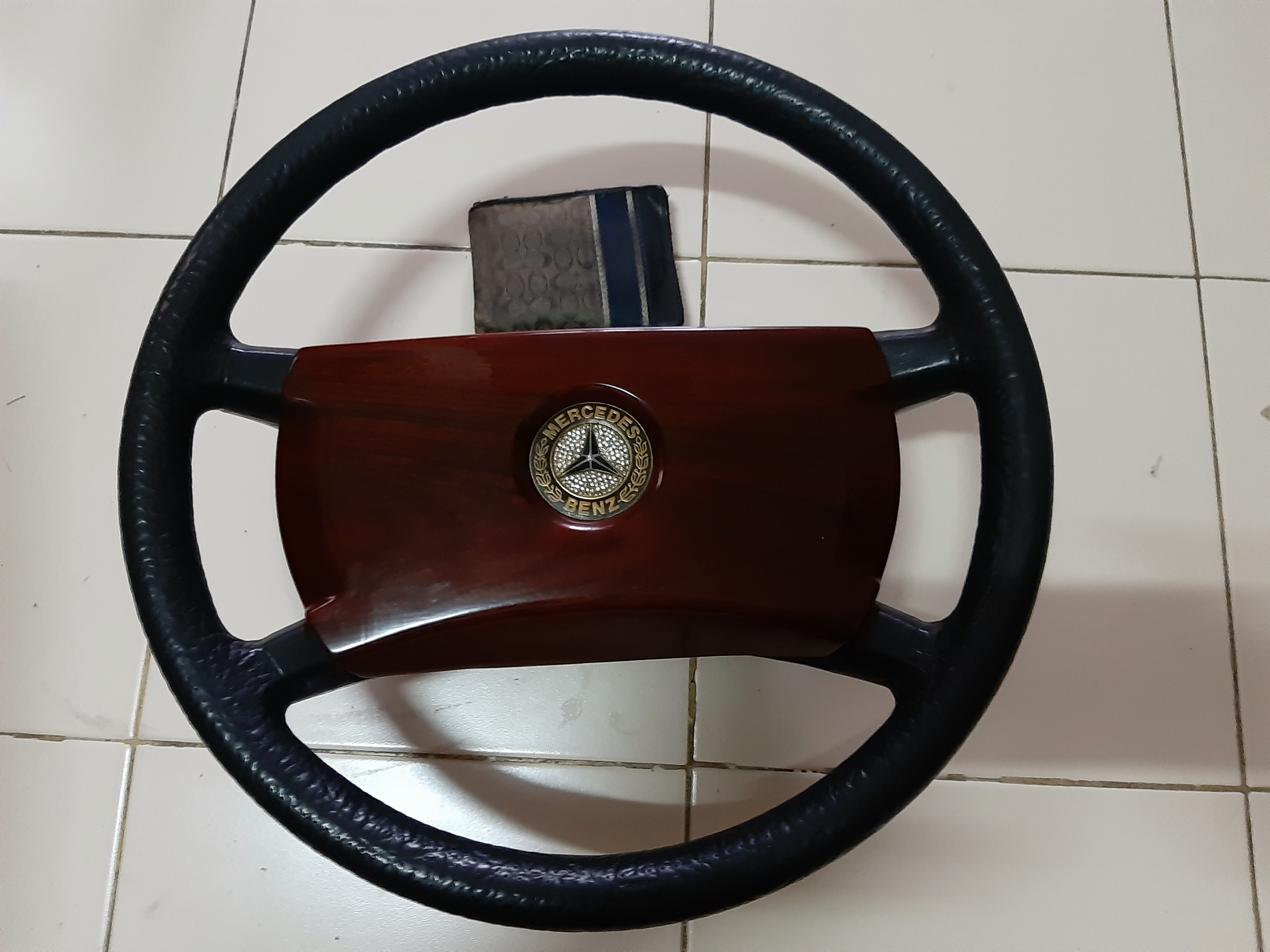 พวงมาลัยเบนซ์ แป้นกดแตรลายไม้สวย หนังดี ผิวมะระ ไม่ขาด ไม่หลวม ขนาดเส้นผ่าศูนย์กลาง 400mm. รูแกน 20mm. รุ่นไม่มีไม่มีแอร์แบ็ค ใส่ได้กับ w114 115 116 107 108 123 124 126 ราคาวงละ 3,200 ส่งทั่วไทย สนใจนัดรับ ดูของติดต่อได้ครับ 0831915958