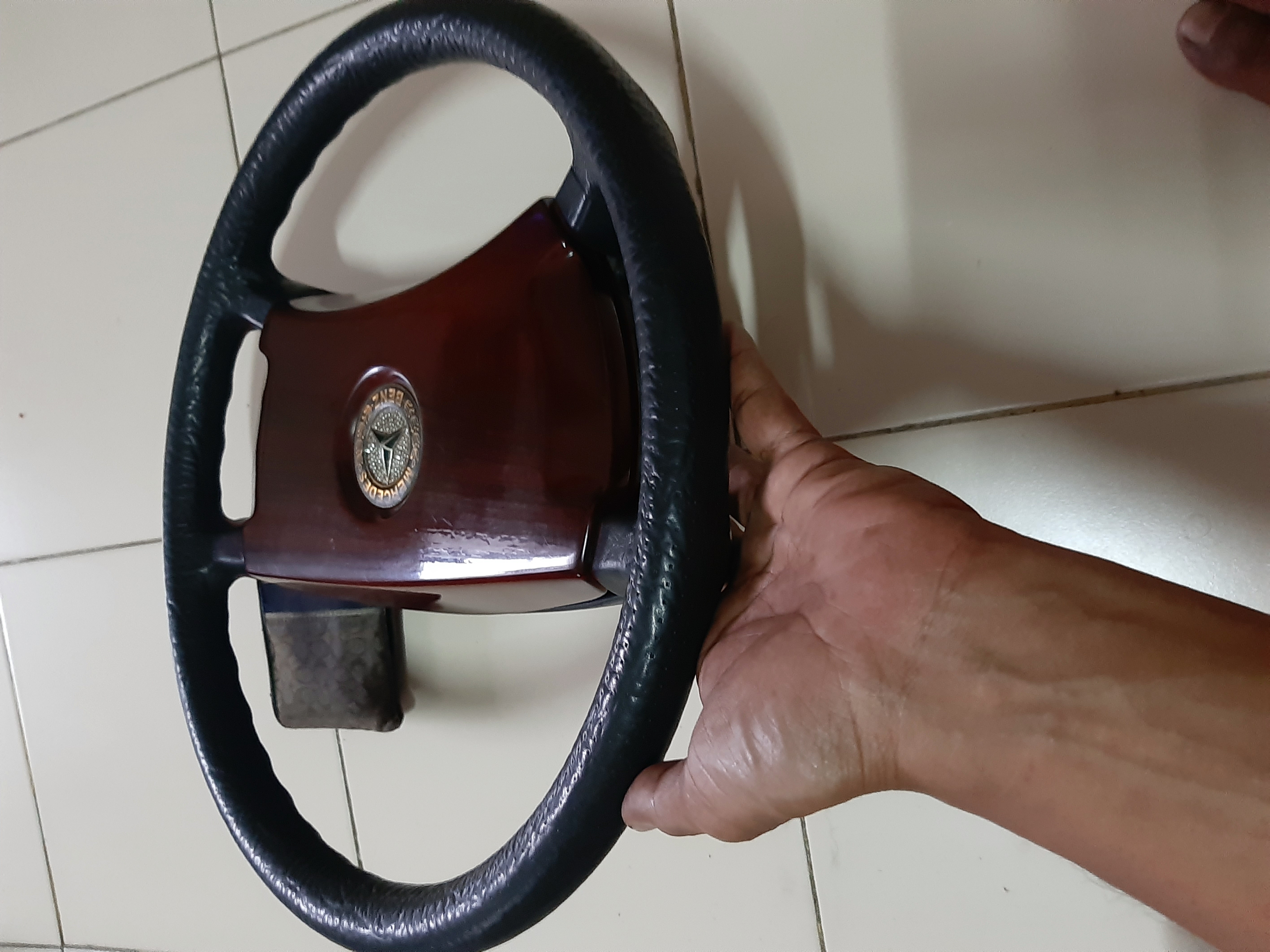 พวงมาลัยเบนซ์ แป้นกดแตรลายไม้สวย หนังดี ผิวมะระ ไม่ขาด ไม่หลวม ขนาดเส้นผ่าศูนย์กลาง 400mm. รูแกน 20mm. รุ่นไม่มีไม่มีแอร์แบ็ค ใส่ได้กับ w114 115 116 107 108 123 124 126 ราคาวงละ 3,200 ส่งทั่วไทย สนใจนัดรับ ดูของติดต่อได้ครับ 0831915958 พวงมาลัยเบนซ์ แป้นกดแตรลายไม้สวย หนังดี ผิวมะระ ไม่ขาด ไม่หลวม ขนาดเส้นผ่าศูนย์กลาง 400mm. รูแกน 20mm. รุ่นไม่มีไม่มีแอร์แบ็ค ใส่ได้กับ w114 115 116 107 108 123 124 126 ราคาวงละ 3,200 ส่งทั่วไทย สนใจนัดรับ ดูของติดต่อได้ครับ 0831915958